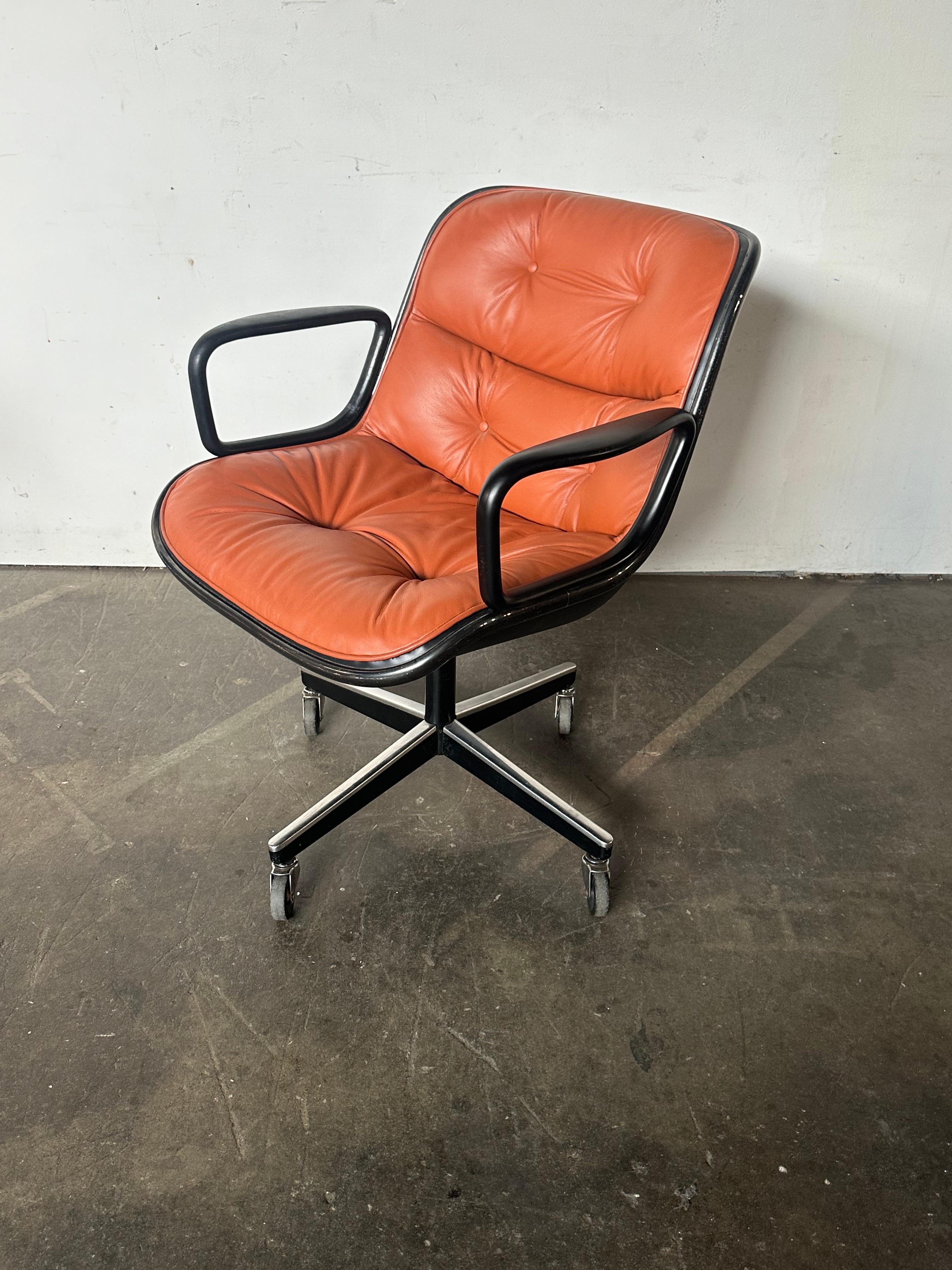 Charles Pollock-Schreibtischstuhl von Knoll in gebranntem Orange im Zustand „Gut“ in Brooklyn, NY