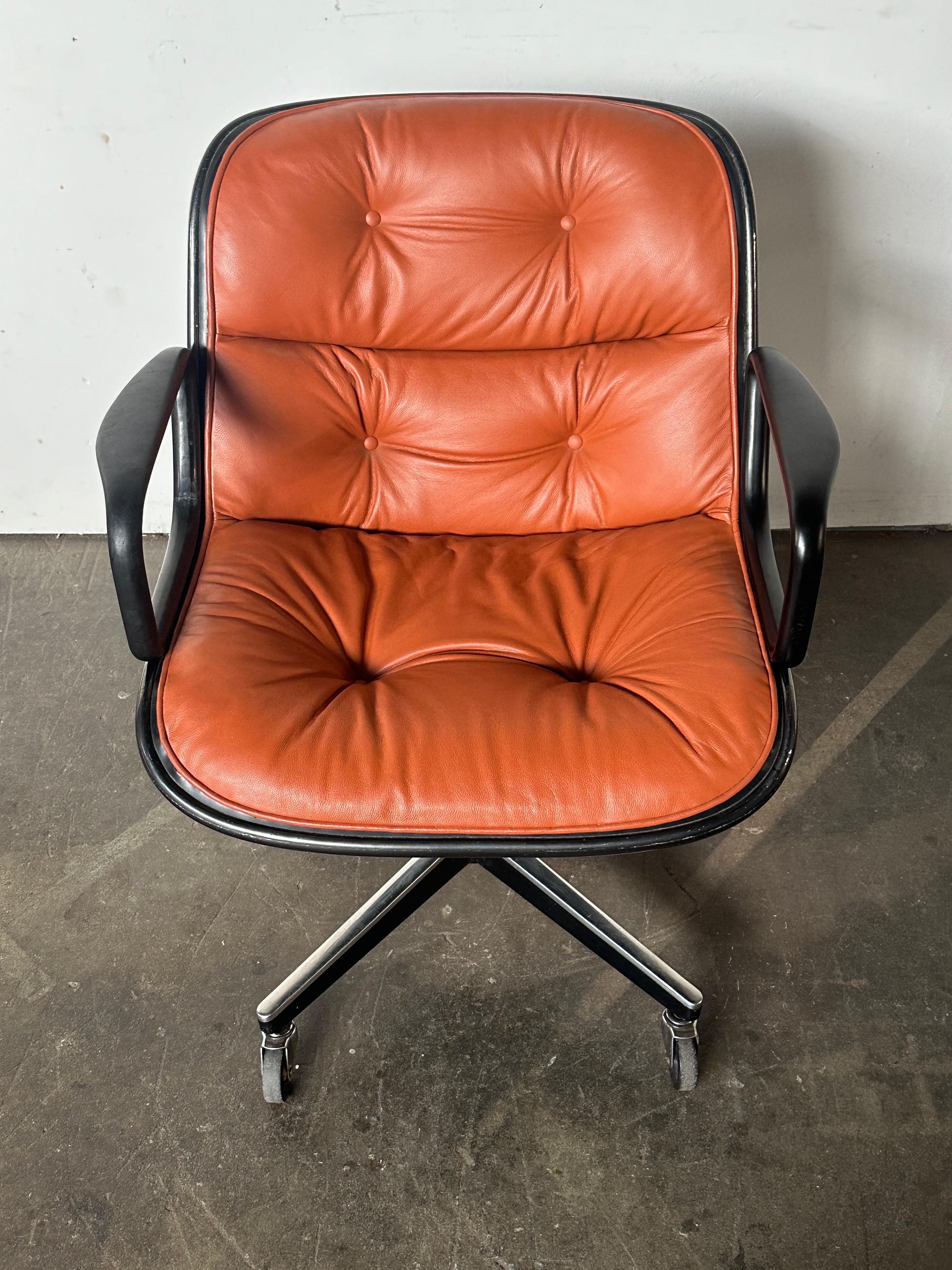 Charles Pollock-Schreibtischstuhl von Knoll in gebranntem Orange (20. Jahrhundert)