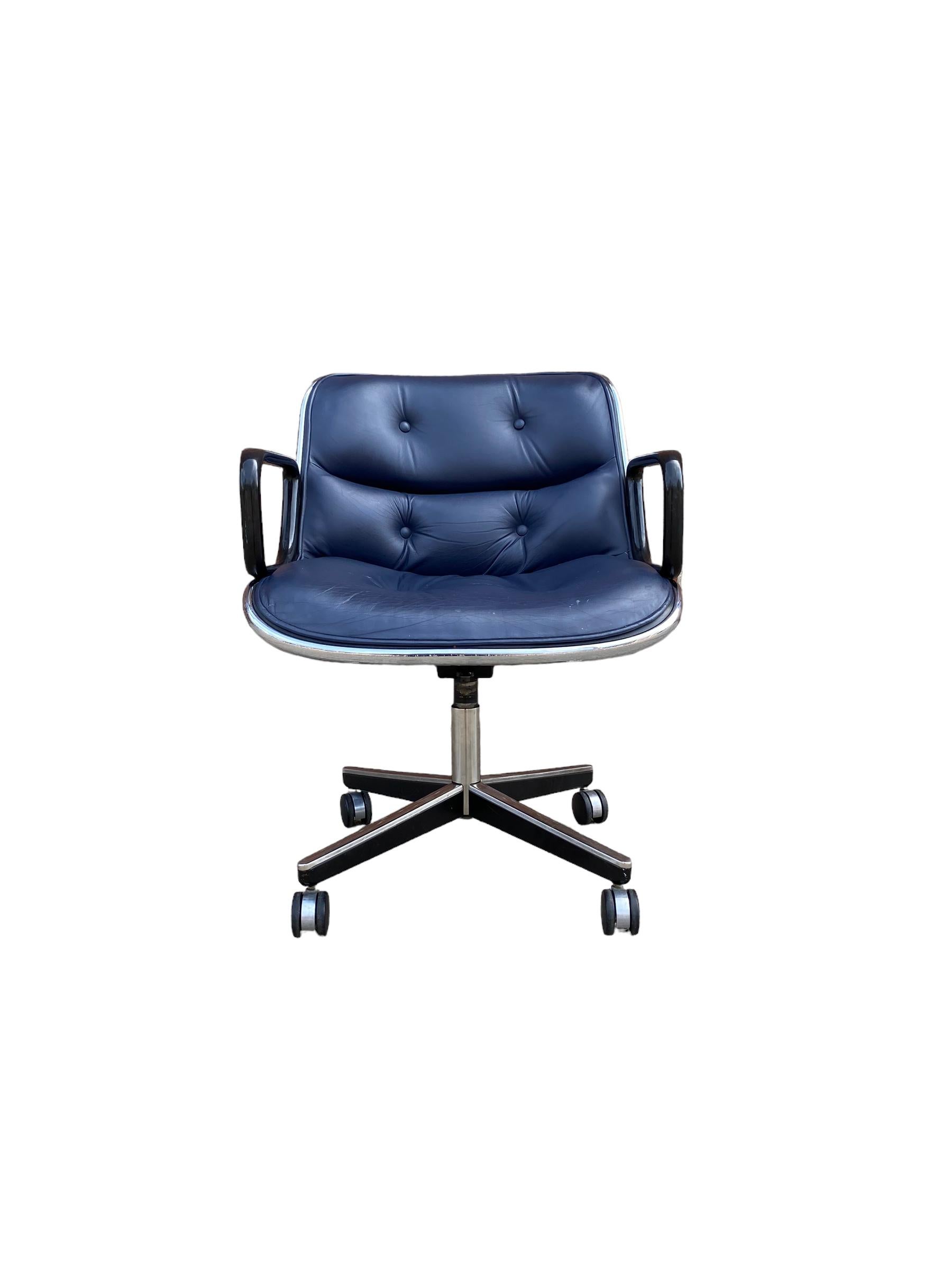 Charles Pollock Desk Chair by Knoll in Navy Blue Leather For Sale 2