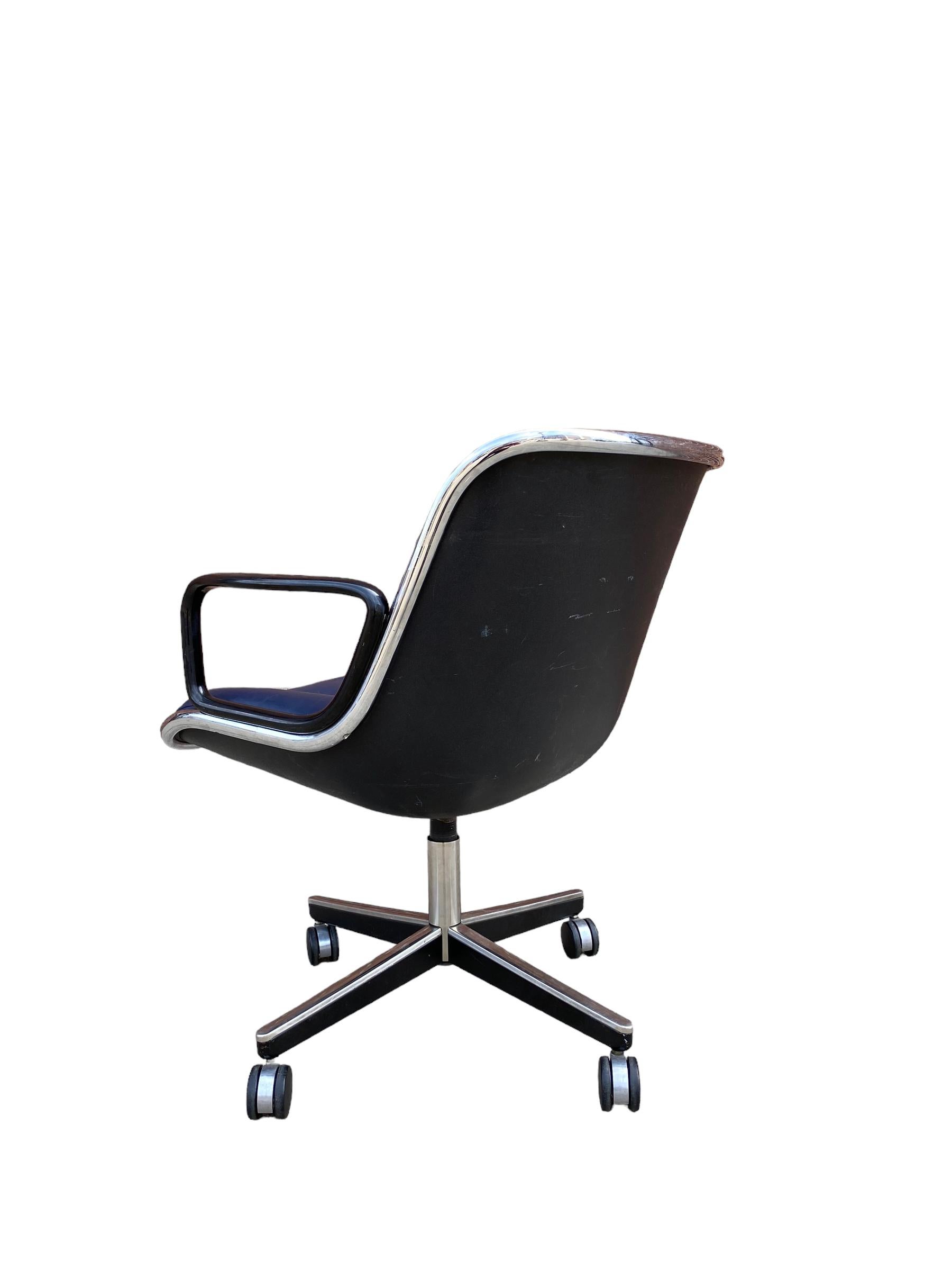 American Charles Pollock Desk Chair by Knoll in Navy Blue Leather For Sale
