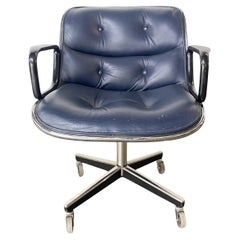 Silla de escritorio Charles Pollock de Knoll en piel azul marino