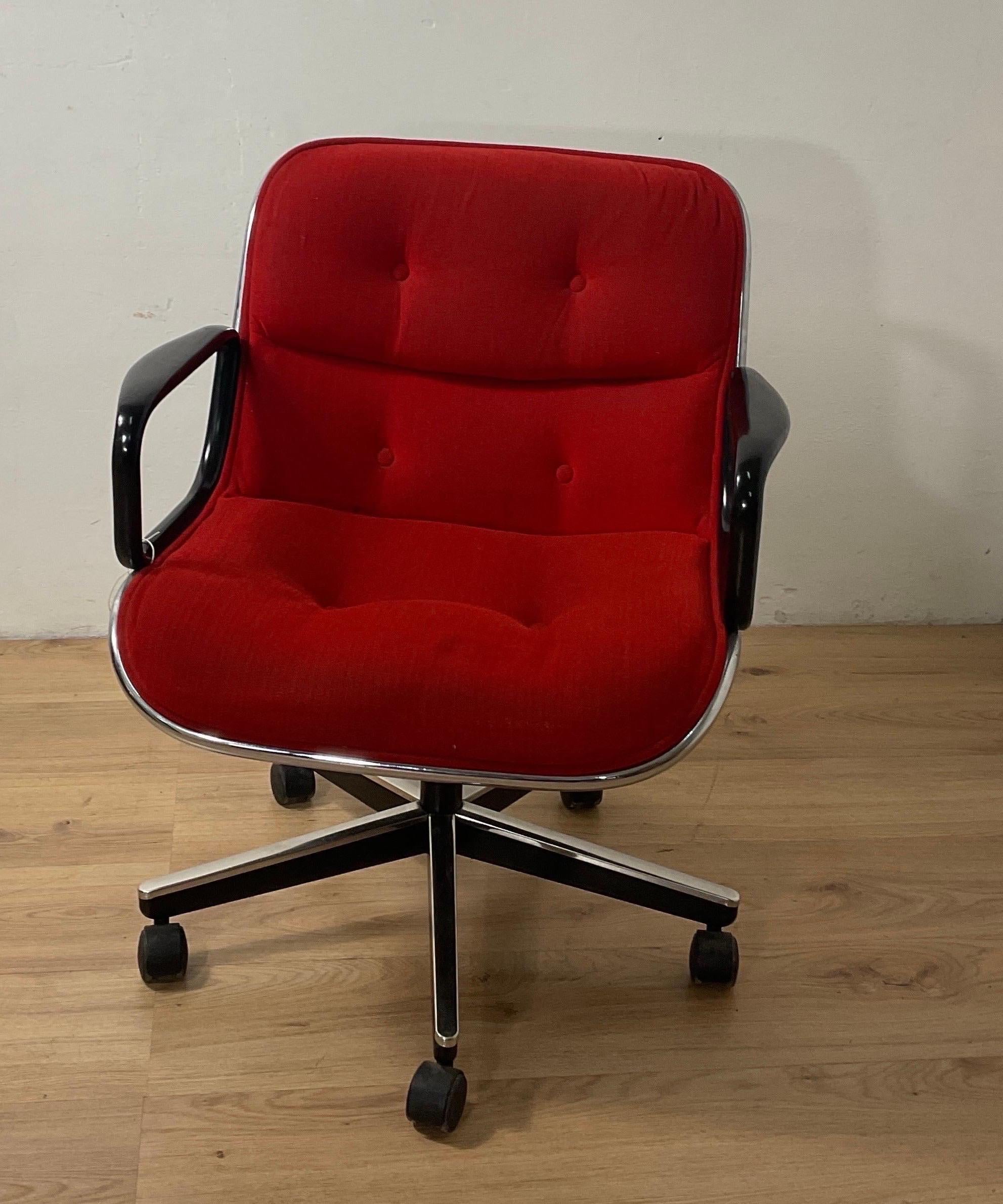 1963. Proyecto de Charles Pollock para Knoll. Charles Pollock se retó a sí mismo y creó una silla inspirada en una sola línea. Un objeto imperecedero que ha superado el reto del tiempo y sigue formando parte de la línea de producción de la empresa