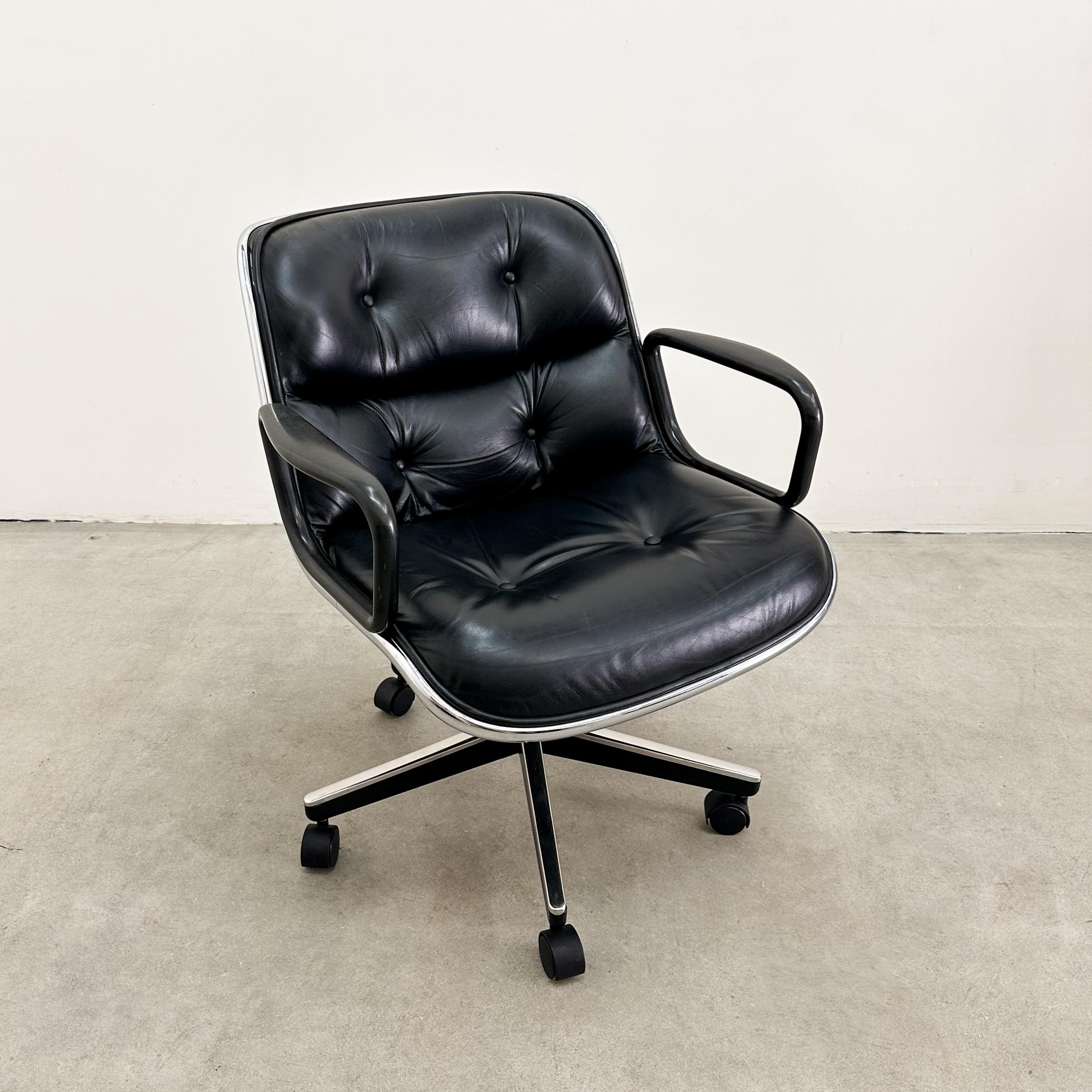 Charles Pollock, Chefsessel für Knoll in schwarzem Leder und Chrom.

Ein ikonischer Chefsessel, entworfen von Charles Pollock für Knoll, aus den späten 1980er Jahren. Dieses zeitlose Möbelstück verfügt über einen originalen schwarzen Lederbezug und