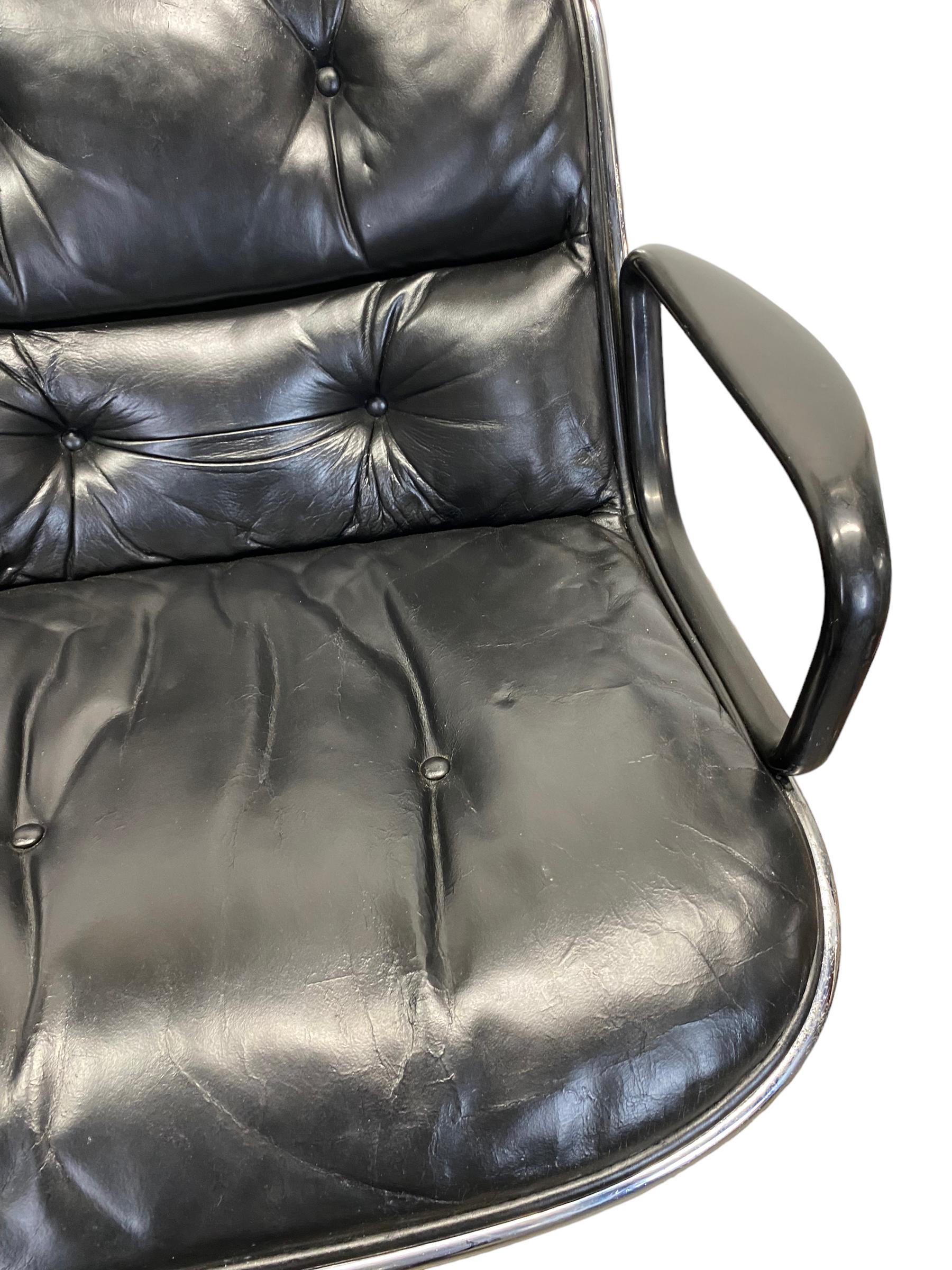 Chaise de direction Charles Pollock en cuir noir Bon état - En vente à Brooklyn, NY