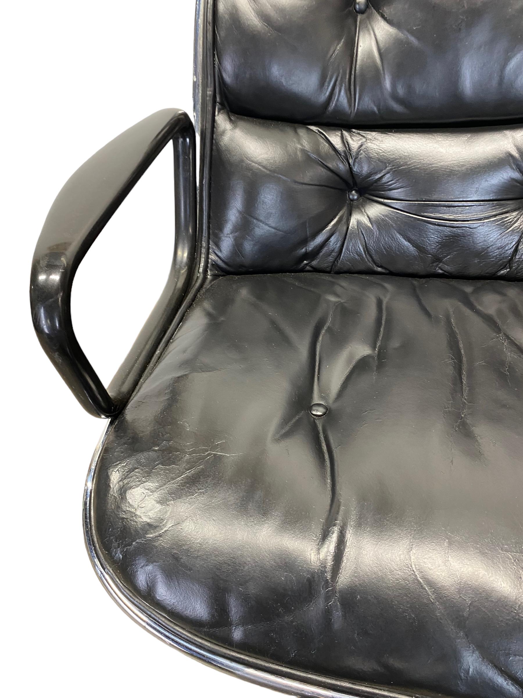Fin du 20e siècle Chaise de direction Charles Pollock en cuir noir en vente