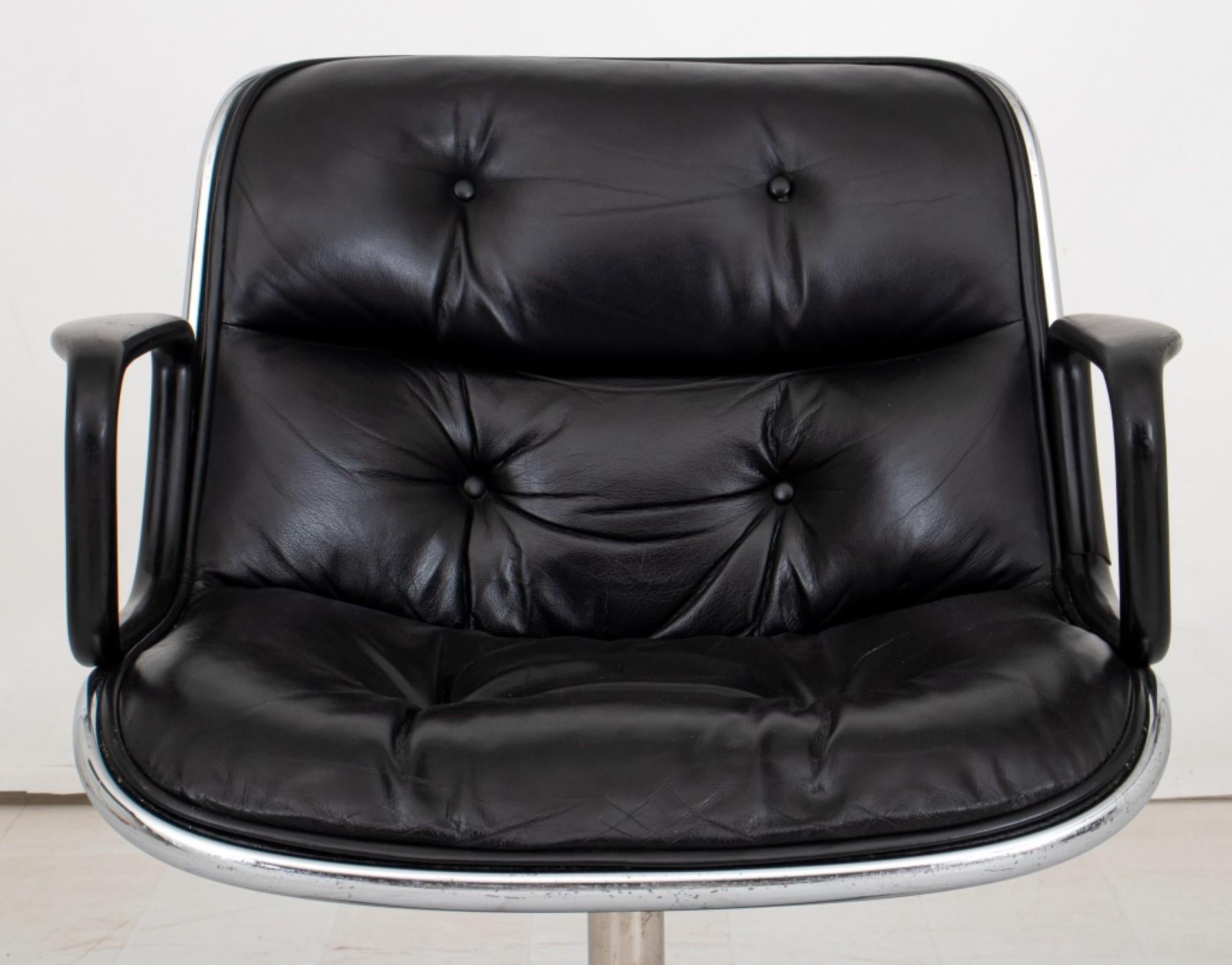 Pollock-Bürostuhl für Knoll International:
Charles Pollock Bürostuhl für Knoll International (1963)
Design/One: Sitz und Rückenlehne aus schwarzem Leder mit Knopftuft auf einem verchromten Fuß mit vier Rollen.
Abmessungen: 32,25