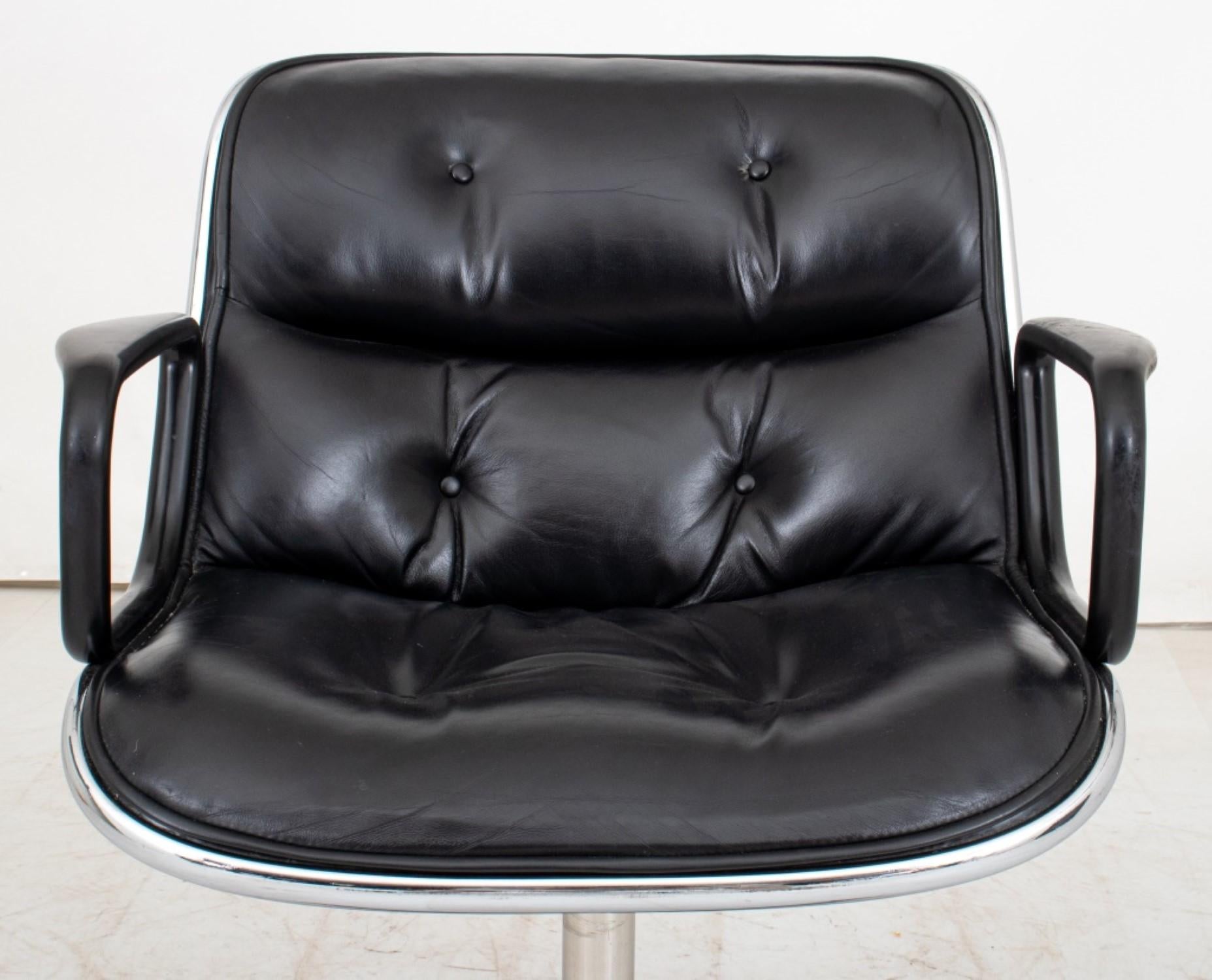 harles Pollock Bürostuhl für Knoll International (1963)

Design/One: Sitz und Rückenlehne aus schwarzem Leder mit Knopftuft auf einem verchromten Fuß mit vier Rollen.

Abmessungen: 32,25