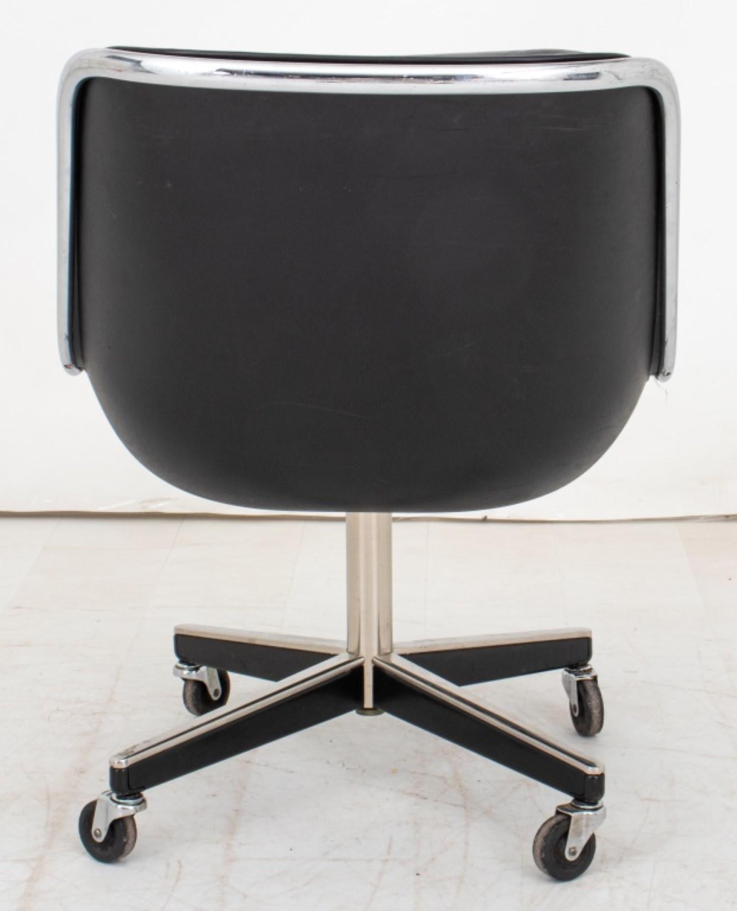 Charles Pollock Bürostuhl für Knoll International (1963)

Design/One: Sitz und Rückenlehne aus schwarzem Leder mit Knopftuft auf einem verchromten Fuß mit vier Rollen.

Abmessungen: 32,25