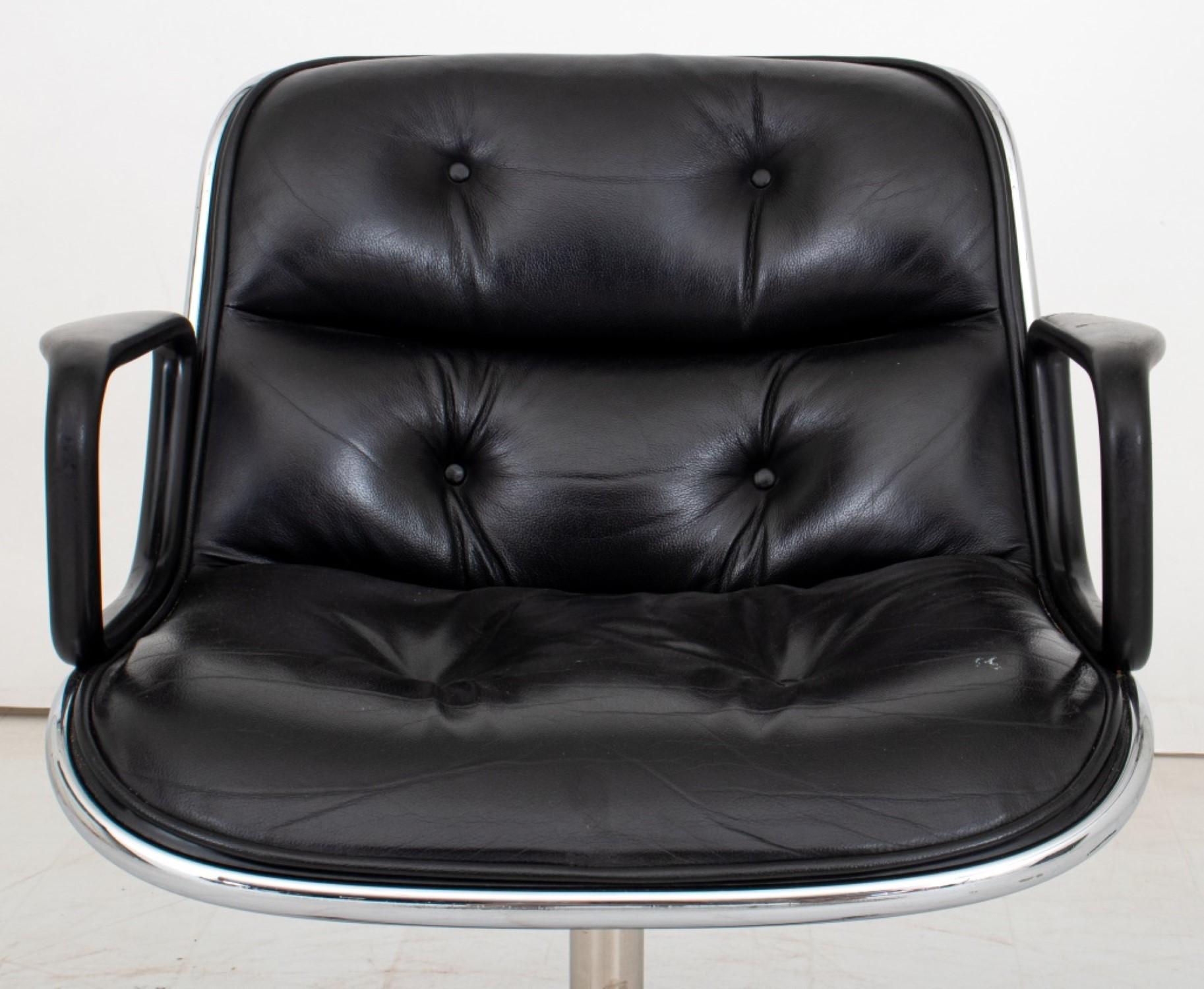 Chaise de bureau Charles Pollock pour Knoll International (1963)

Design/One : Assise et dossier en cuir noir boutonné sur une base chromée à quatre roulettes.

Dimensions : 32.25