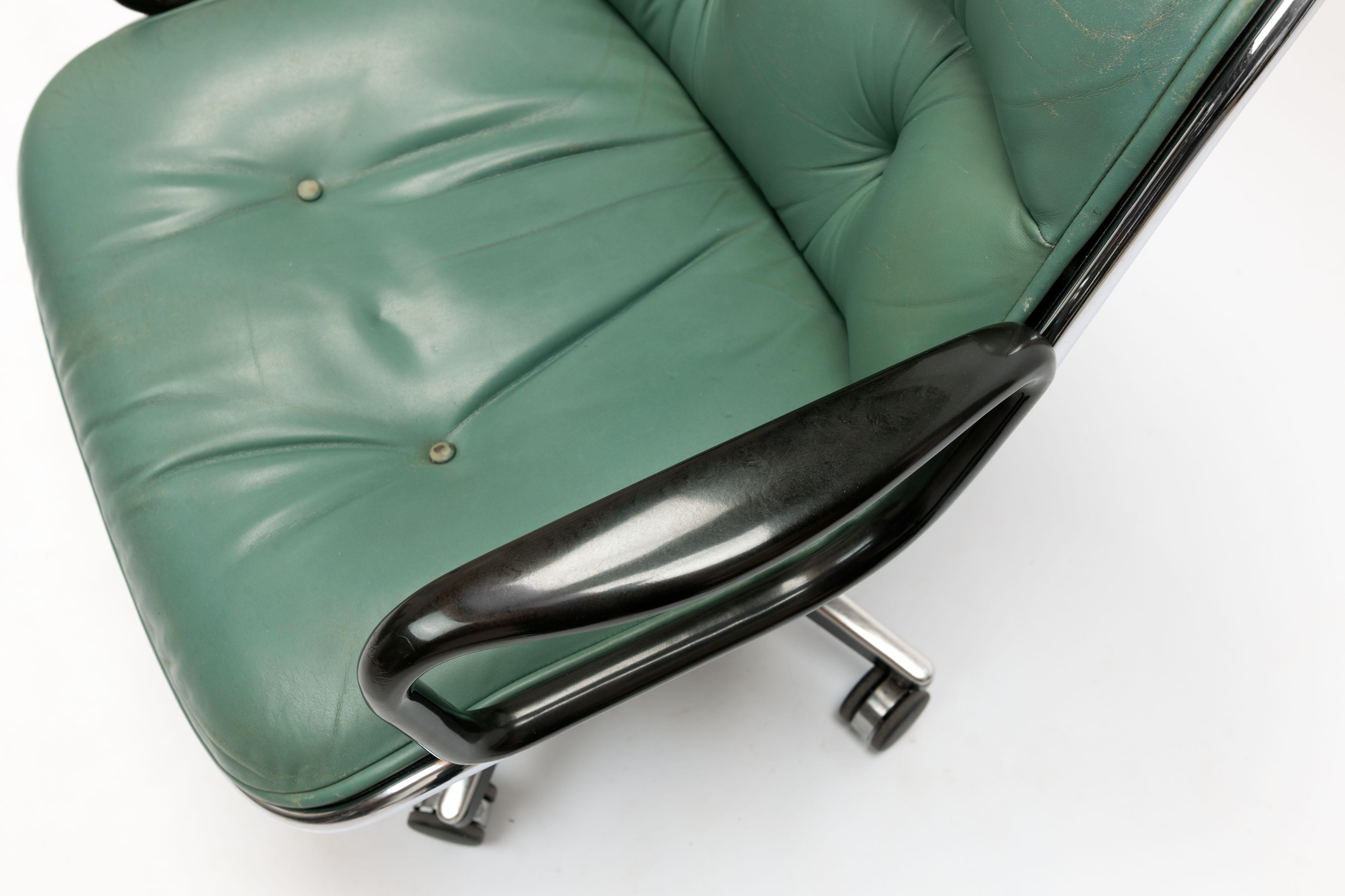 Charles Pollock Executive Swivel Office Chair in Seafoam Green Leather by Knoll In Fair Condition In Utrecht, NL