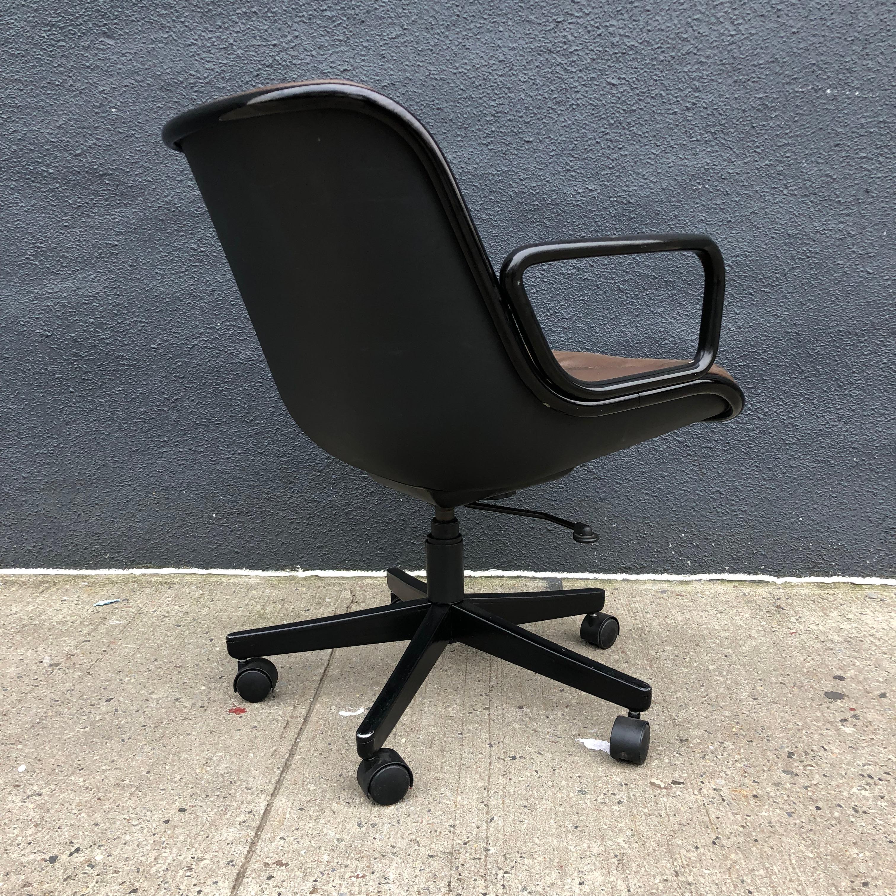 Charles Pollock for Knoll Executive Office Chairs Brown Leather, Midcentury In Good Condition In BROOKLYN, NY