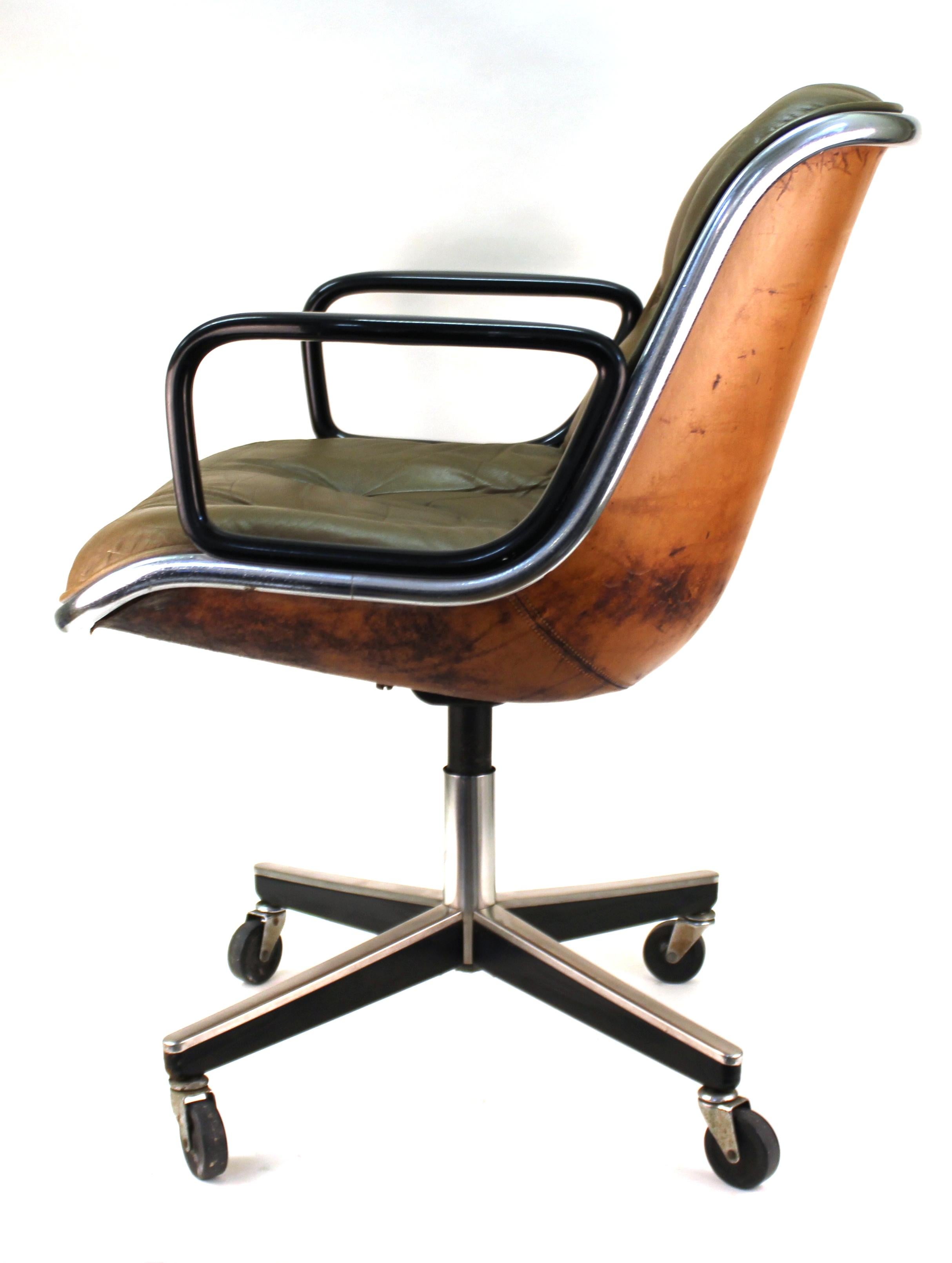 American modern executive chair designed by Charles Pollock for Knoll in the 1960s. The piece has a leather covered plastic back, aluminum frame and a tufted leather seat. Original Knoll label on the bottom.
This is an original piece from the 1960s