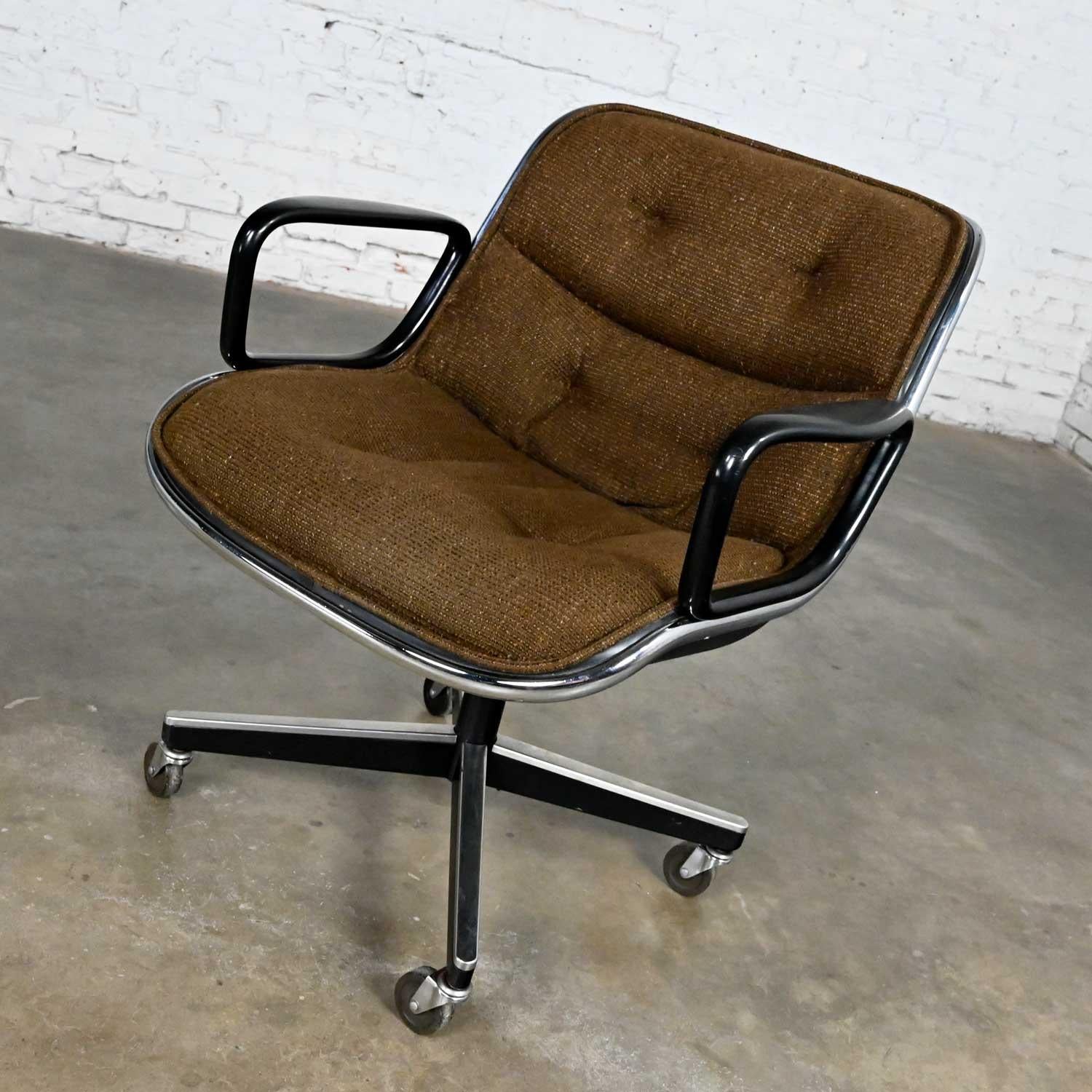Handsome MCM or Mid-Century Modern executive chair by Charles Pollock for Knoll. Comprised of brown tweed hopsacking, aluminum band, chrome shaft, black plastic back and arms, and a 4-prong stainless base with casters. Beautiful condition, keeping