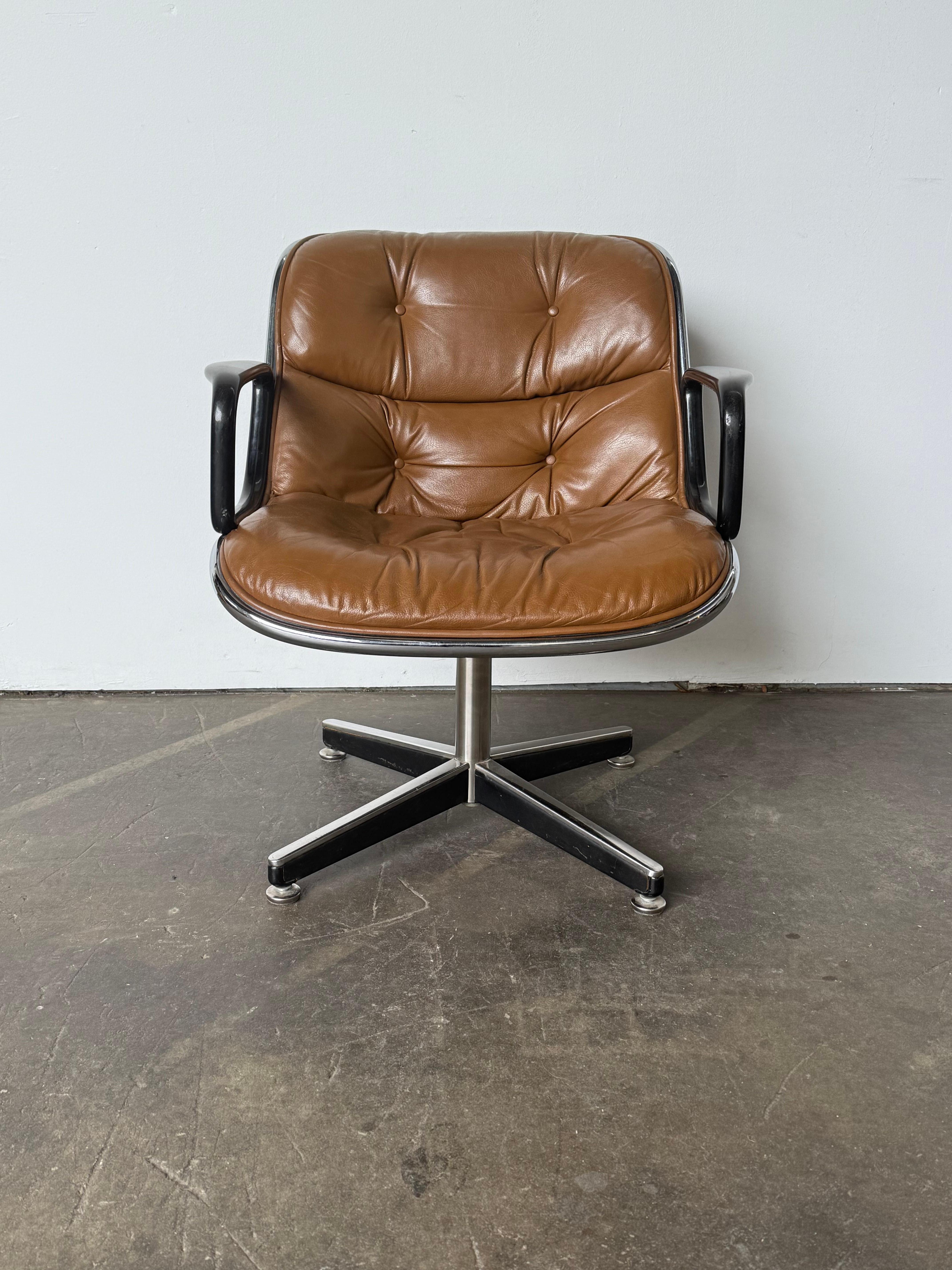 Silla clásica de escritorio Charles Pollock para Knoll. Piel de camello en buen estado, sin desgarros ni falta de botones. Firmado y auténtico garantizado. Altura ajustable. Basculantes en estado normal de funcionamiento. Los brazos se pueden quitar