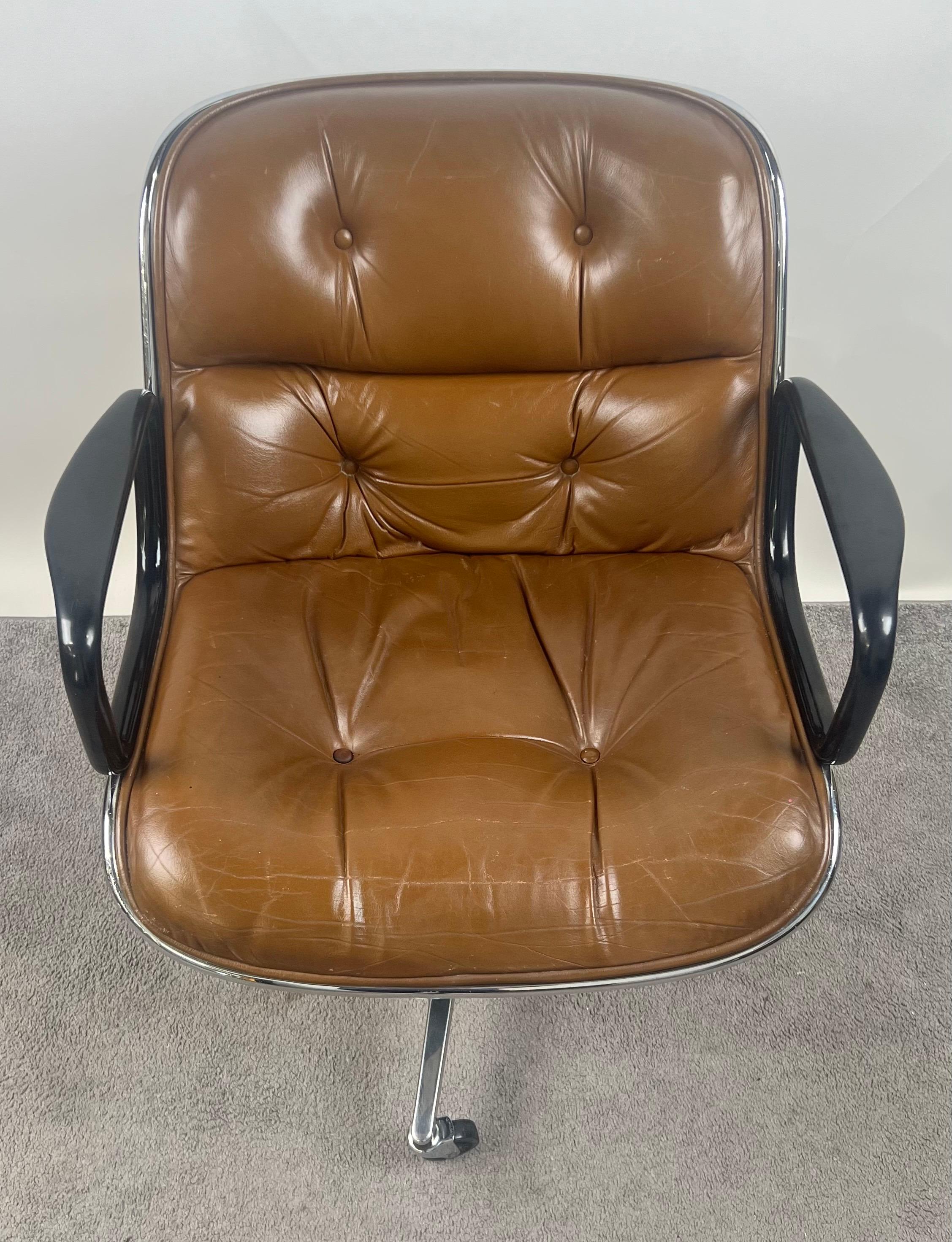 Mid-Century moderno Charles Pollock Sedia da scrivania direzionale in pelle MCM in Cognac Brown per Knoll in vendita