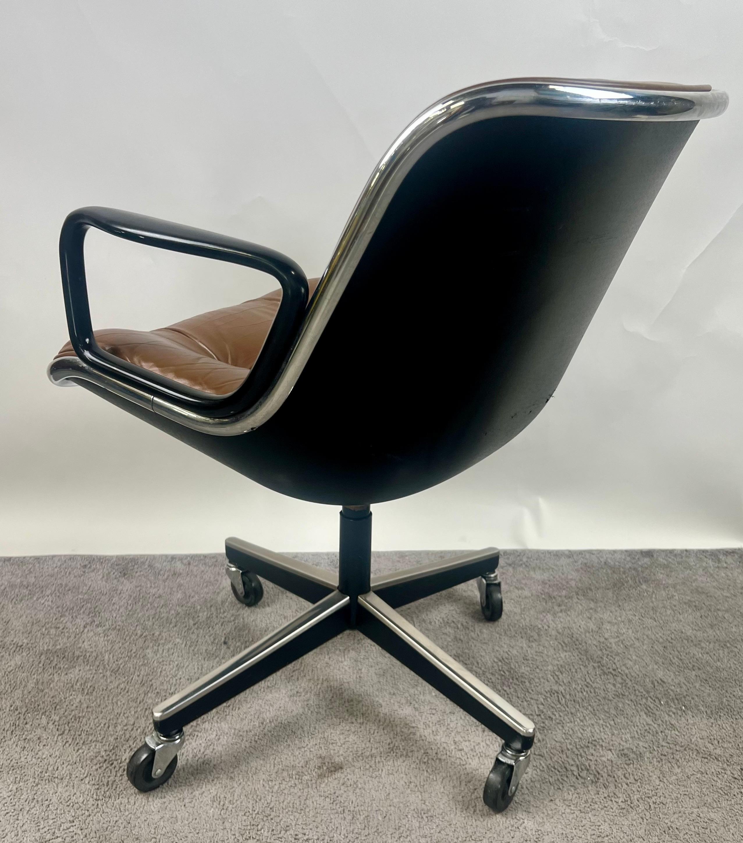 XX secolo Charles Pollock Sedia da scrivania direzionale in pelle MCM in Cognac Brown per Knoll in vendita