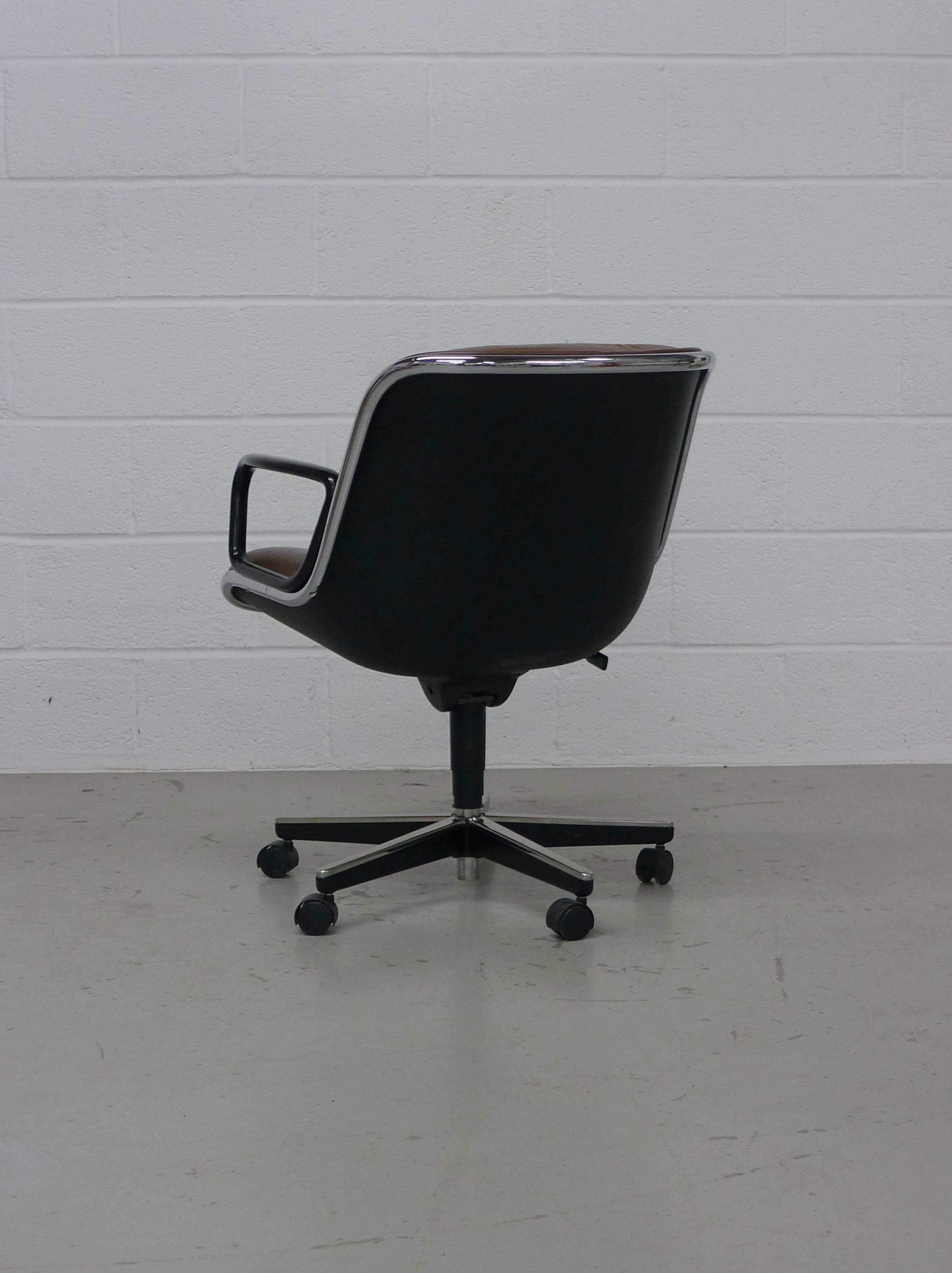 Charles Pollock for Knoll international, USA, executive office desk chairs in chocolate brown leather. Labels to underside.

These chairs feature, tilt, swivel and have an extra tilt limiter lever. 

 