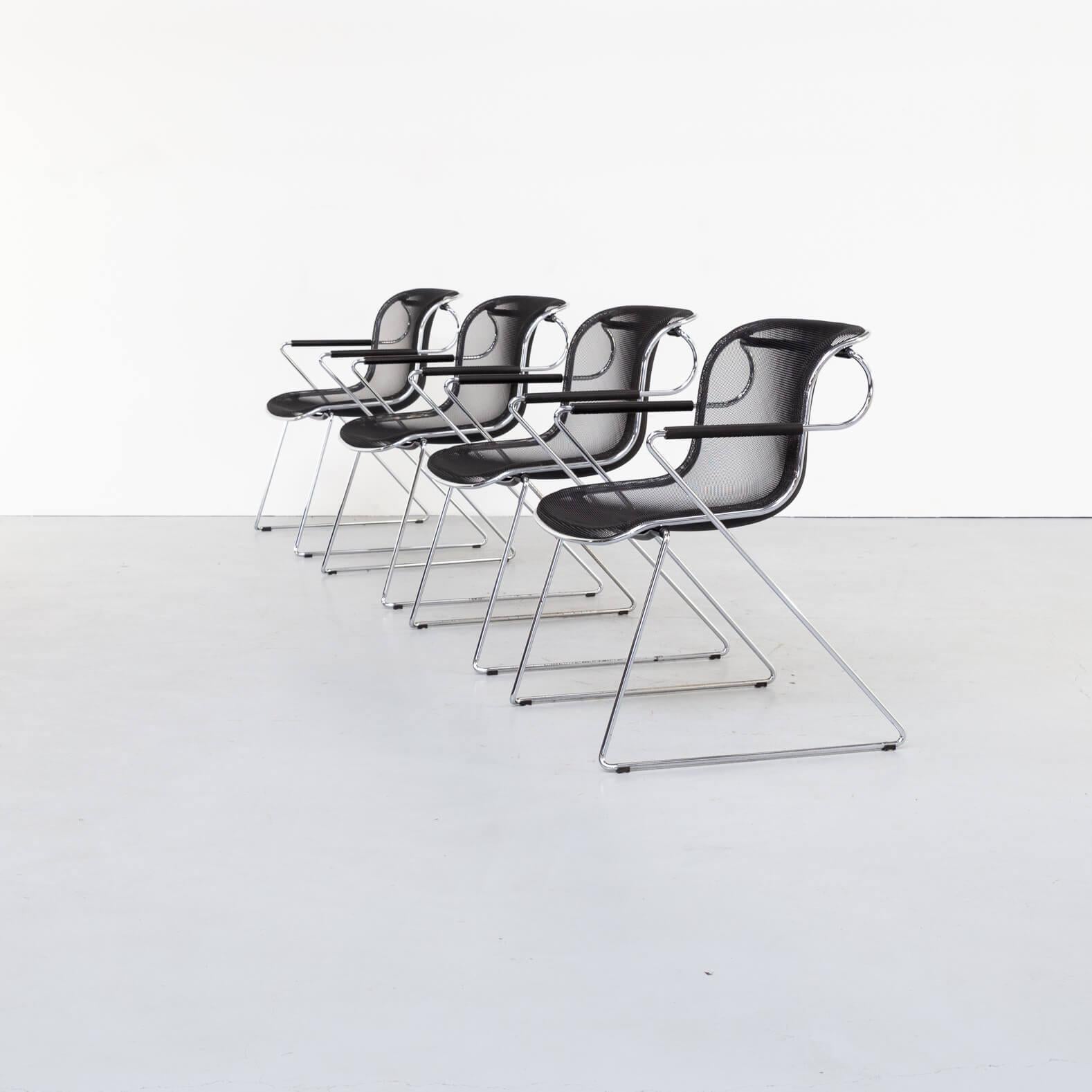1982, the designer Charles Pollock created a real design classic: Penelope. The American designer developed for Castelli a revolutionary chair from a technical and formal point of view: a steel-wire sled base supports a seat permeable to air which