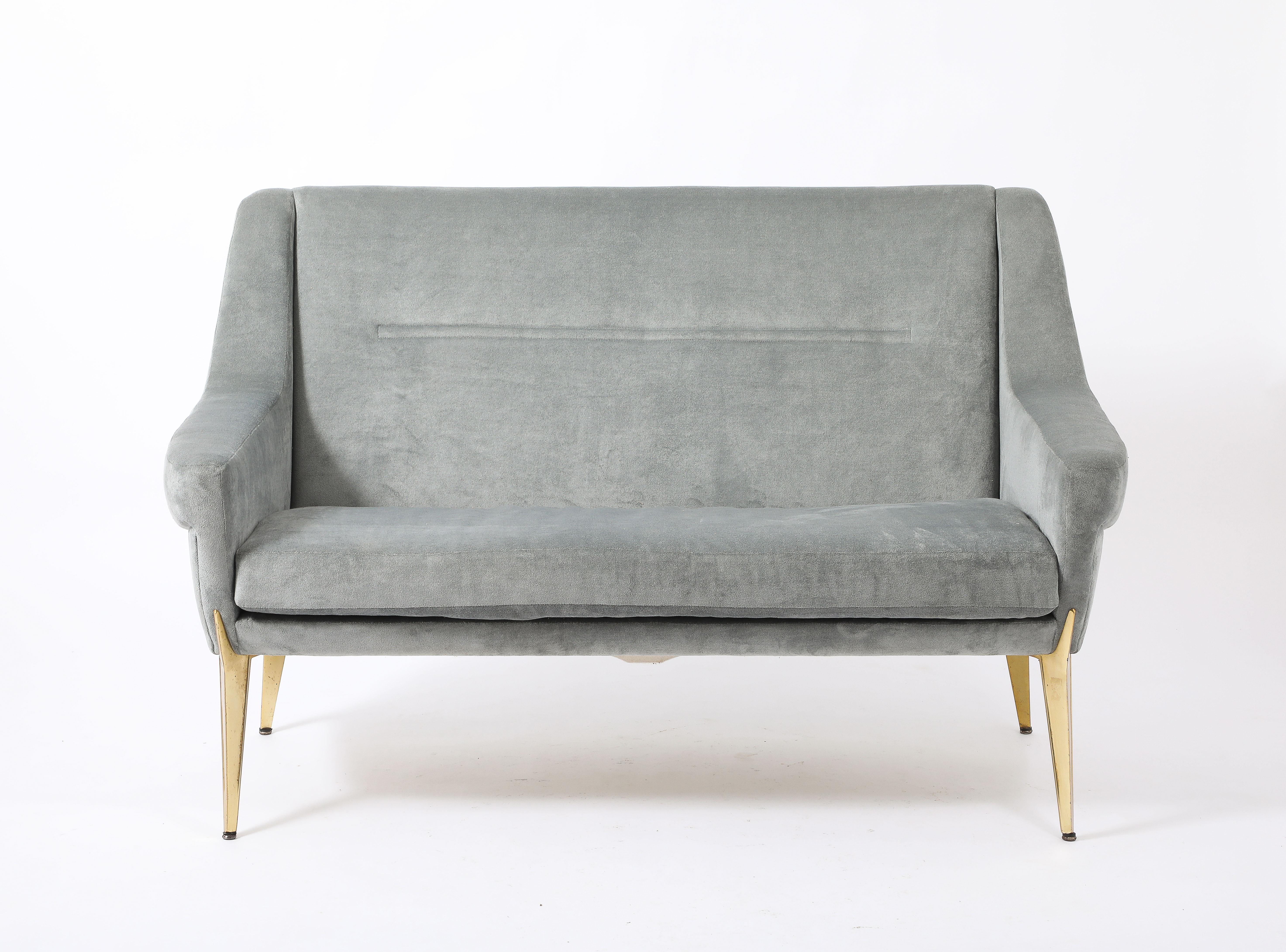 Elegante loveseat de Charles Ramos para Castelaneta,  detalles del brazo muy interesantes. Sobre patas de metal dorado.
También están disponibles los sillones a juego y un sofá de tres plazas.