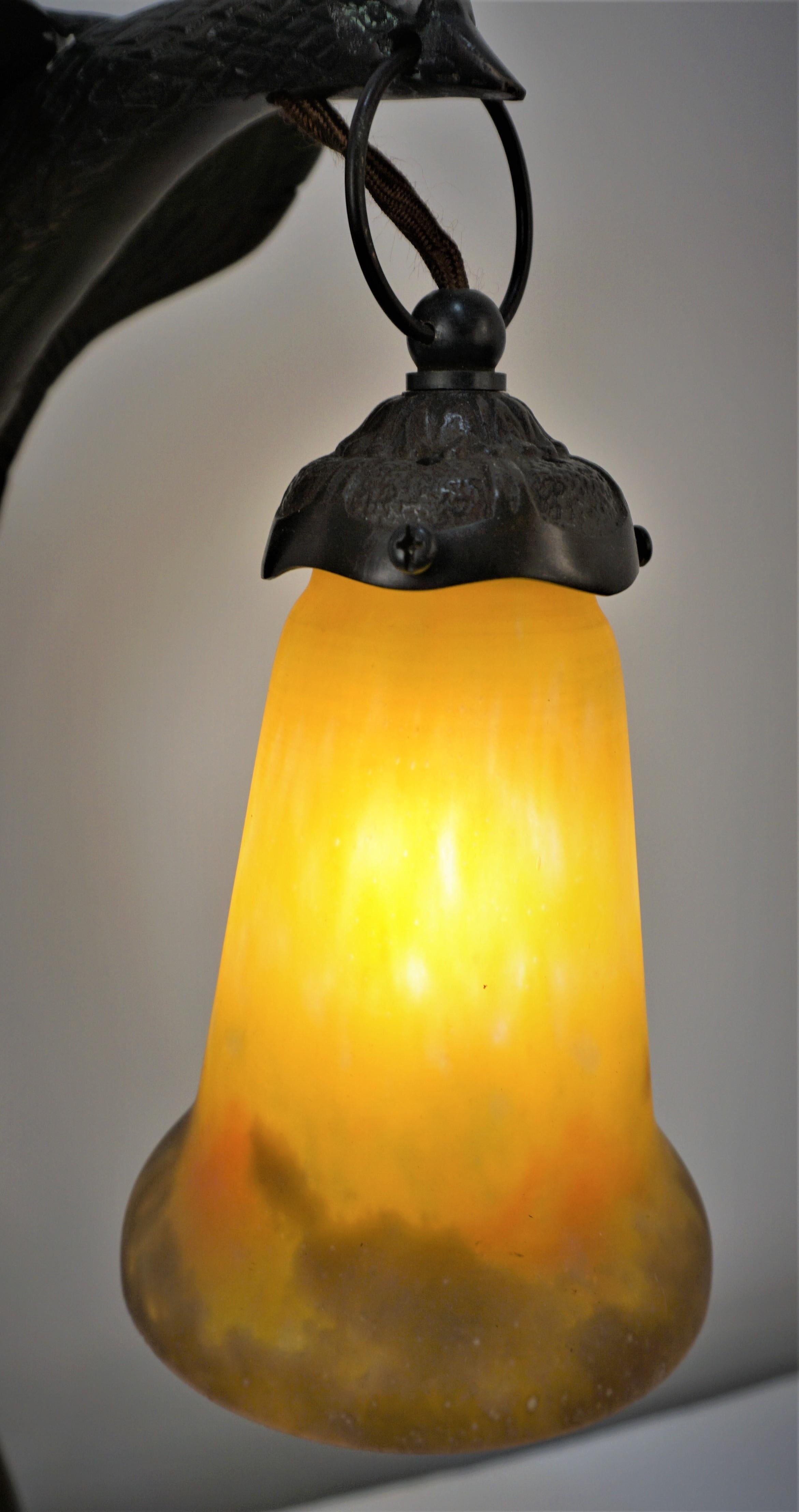 Lampe de table en bronze en forme d'oiseau avec abat-jour en verre soufflé, datant des années 1920.