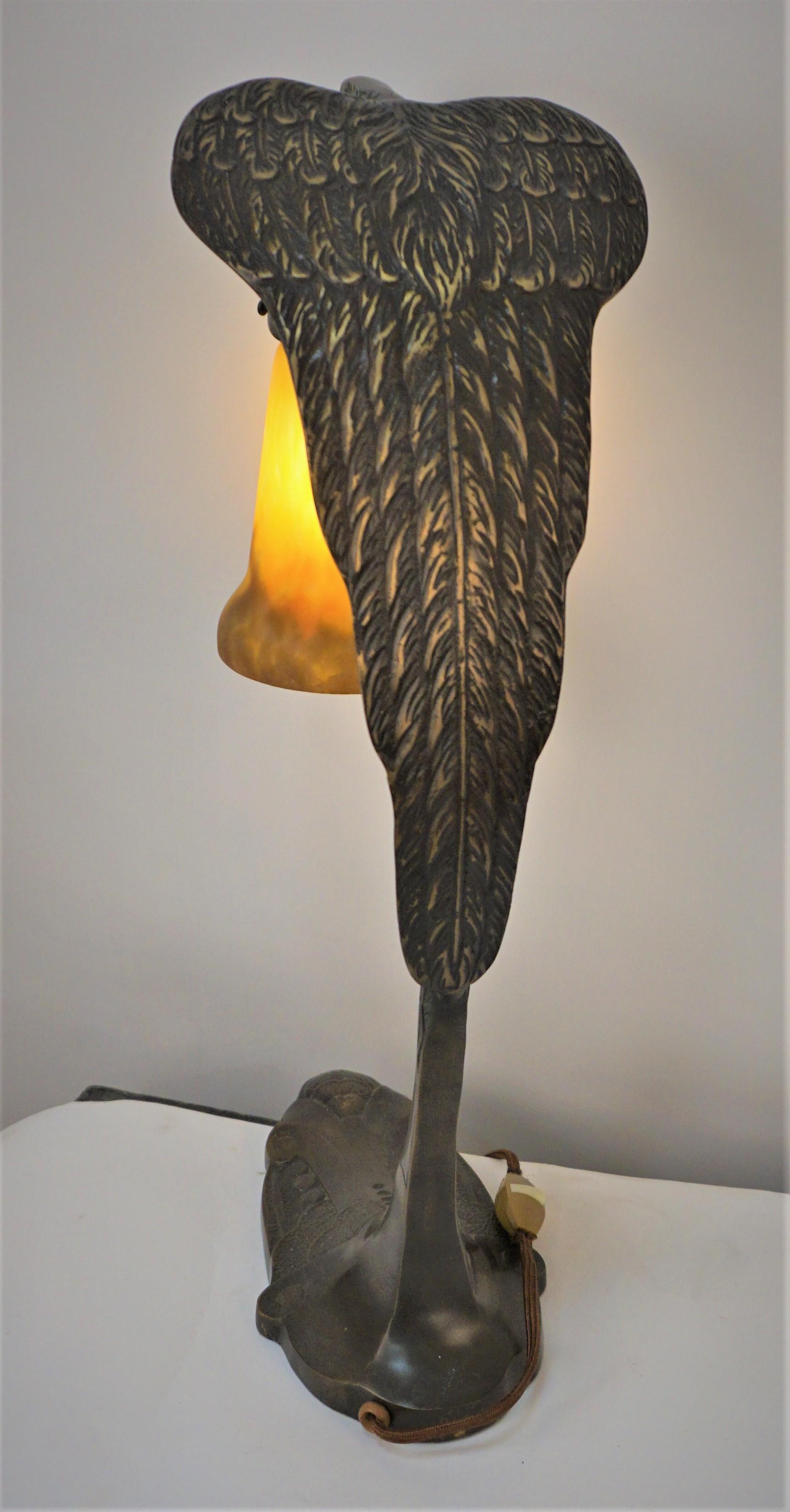 Français Lampe de table de style Charles Ranc en bronze et verre d'art en vente