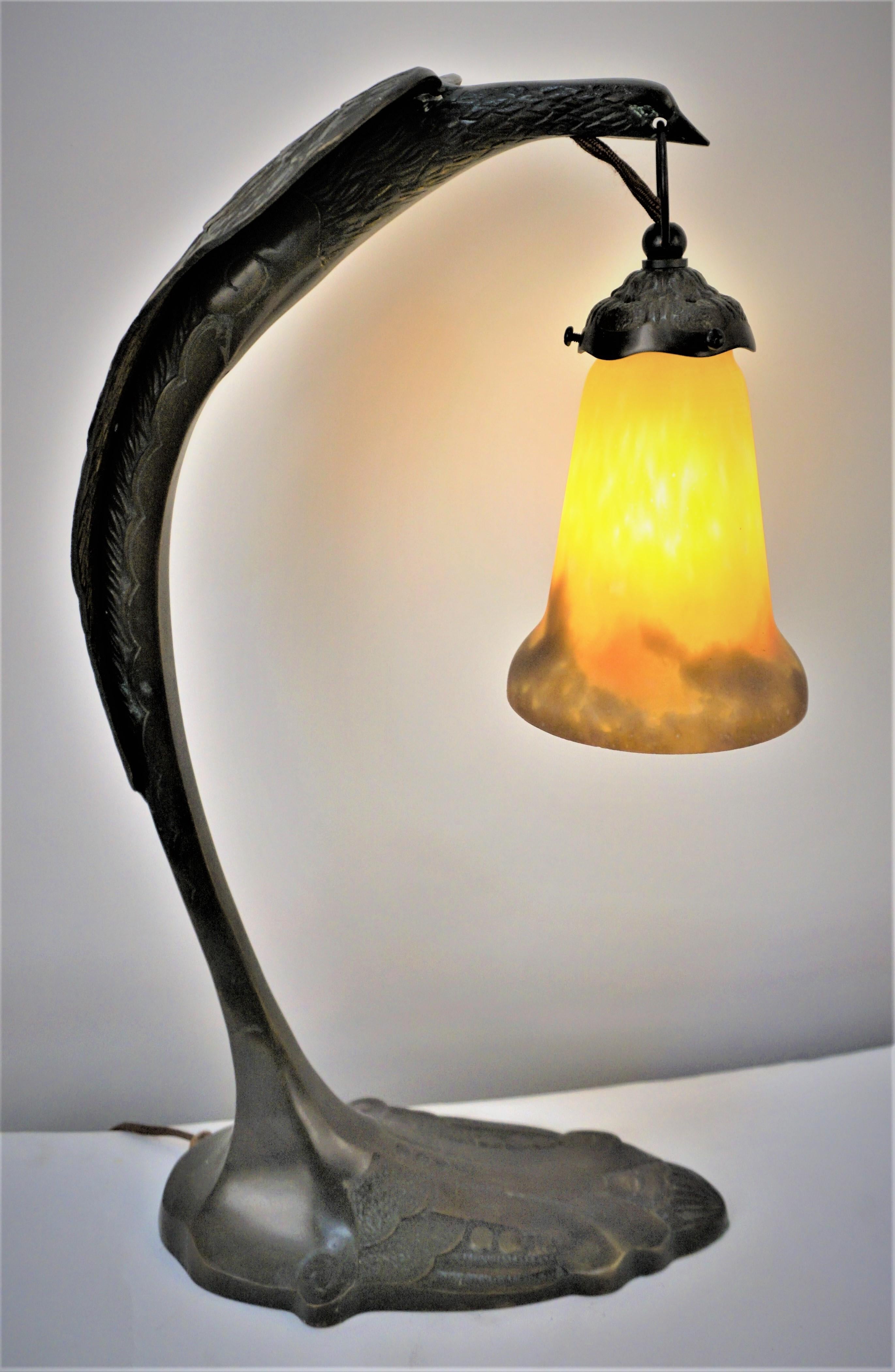 Milieu du XXe siècle Lampe de table de style Charles Ranc en bronze et verre d'art en vente