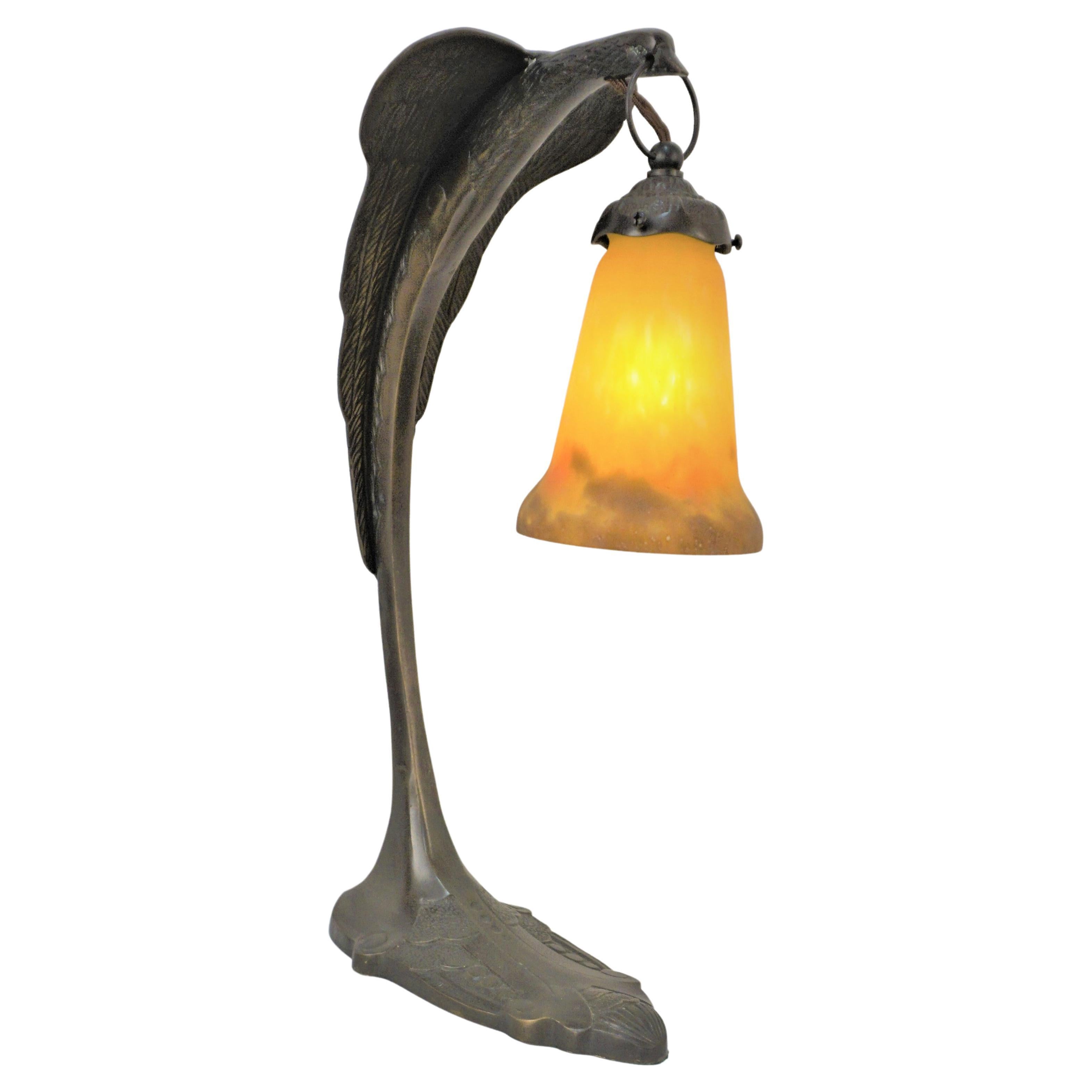 Lampe de table de style Charles Ranc en bronze et verre d'art en vente