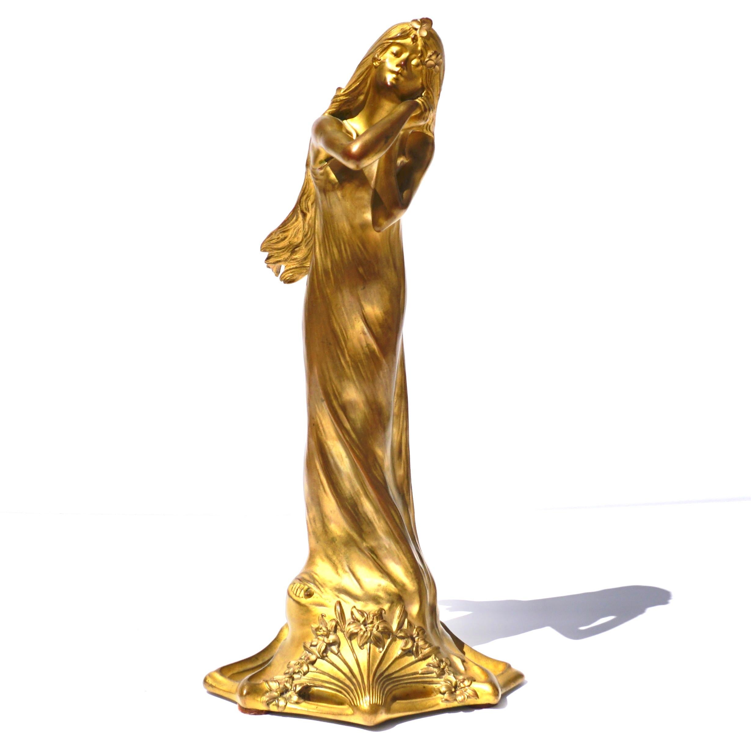 Charles Raphaël Peyre (französisch 1874-1949)

Französische Jugendstilfigur eines Mädchens aus vergoldeter Bronze
Guss von Louchet, um 1900
Modelliert in stehender Pose mit an die Wange gelegten Händen, bezeichnet mit Peyre und gestempelt mit