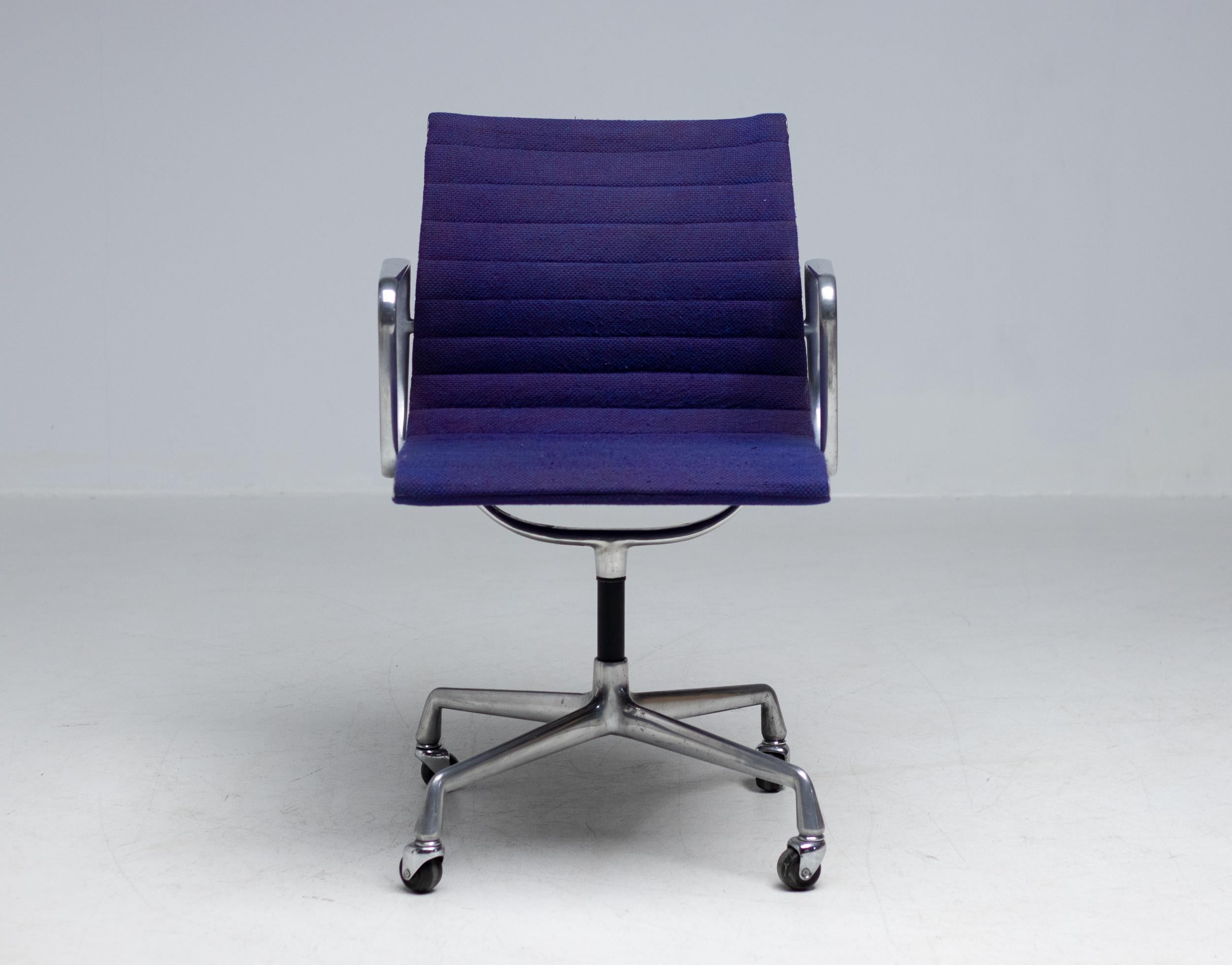 Aluminum Group desk chair on wheels designed by Charles and Ray Eames for Herman Miller. 
Backrest and seat in very rare two-tone fabric. Frame, armrests and five-star base in die-cast aluminium. 
Signed with manufacturer's stamp.
Provenance;