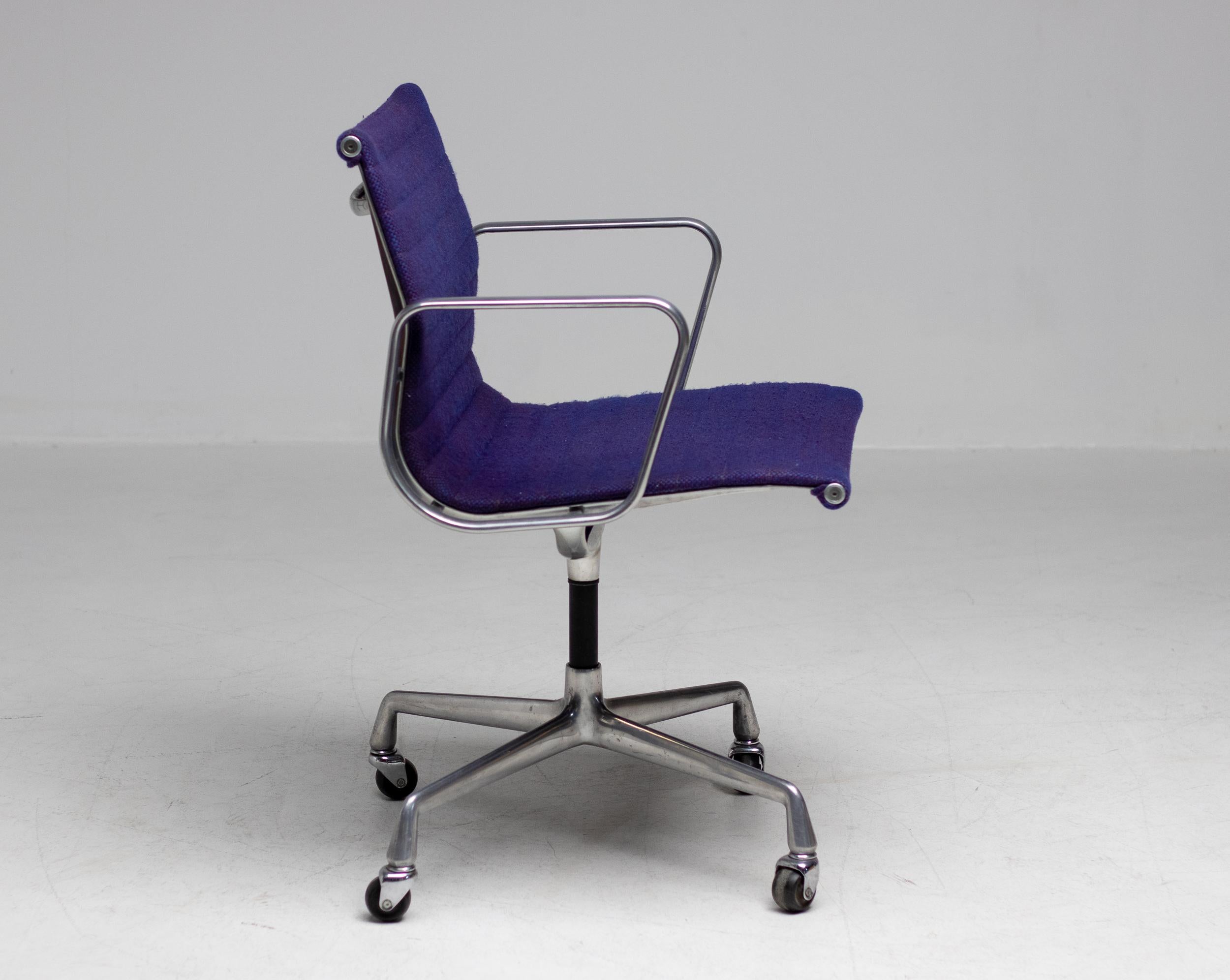 Mid-Century Modern Charles & Ray Eames Aluminum Group Desk Chair by Herman Miller