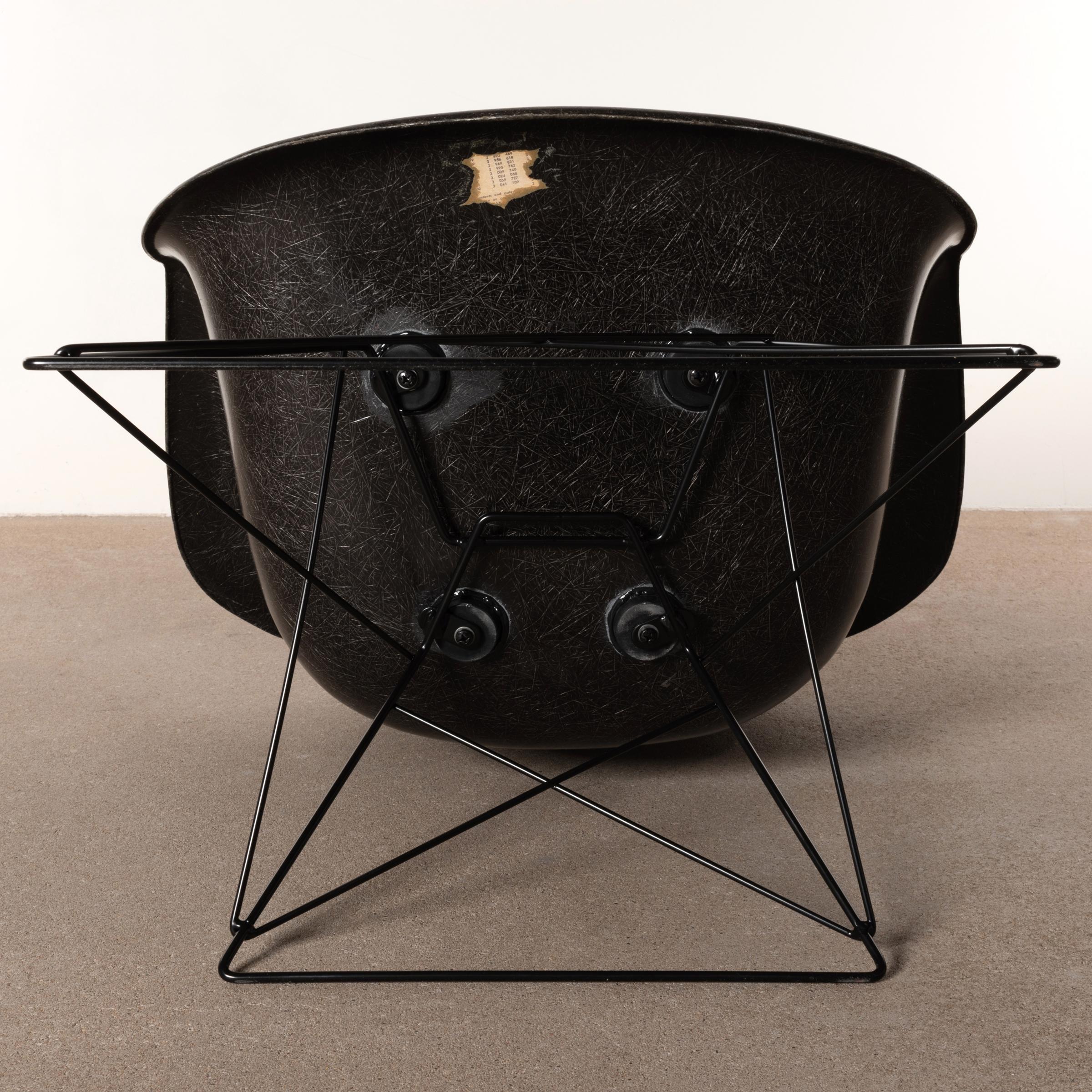Charles & Ray Eames Black LAR Lounge Chair, Herman Miller, 1960s 8