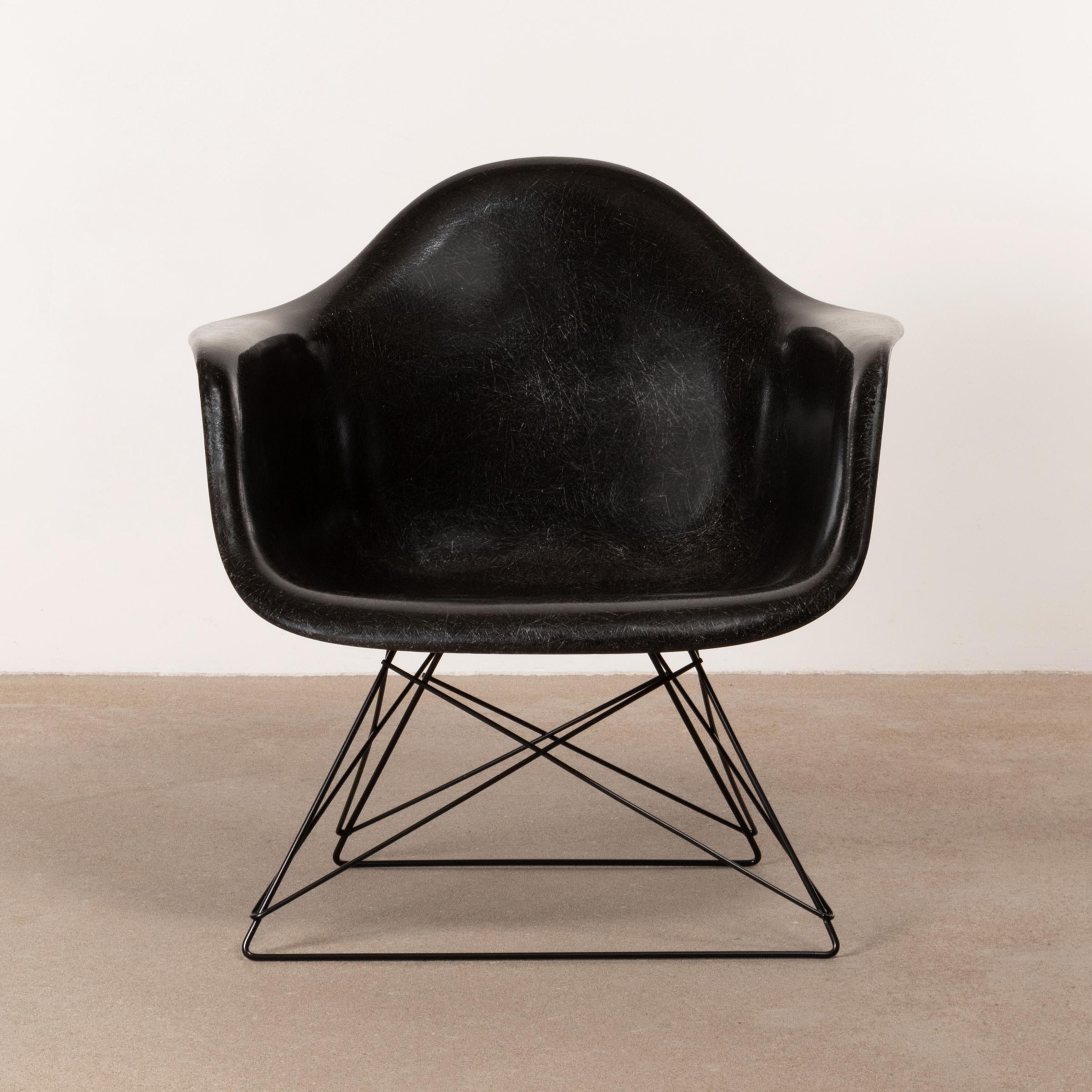 Late 1960s LAR (low-rod) lounge armchair designed by Charles and Ray Eames for Herman Miller. Black fiberglass arm shell signed with embossed HM / factory logo in very good condition with newer base.