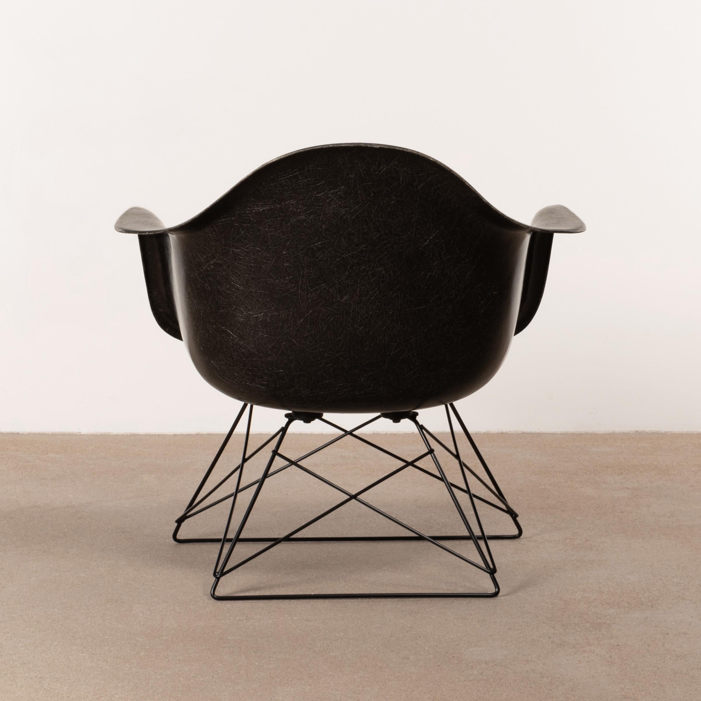 Mid-Century Modern Charles & Ray Eames Black LAR Lounge Chair, Herman Miller, 1960s