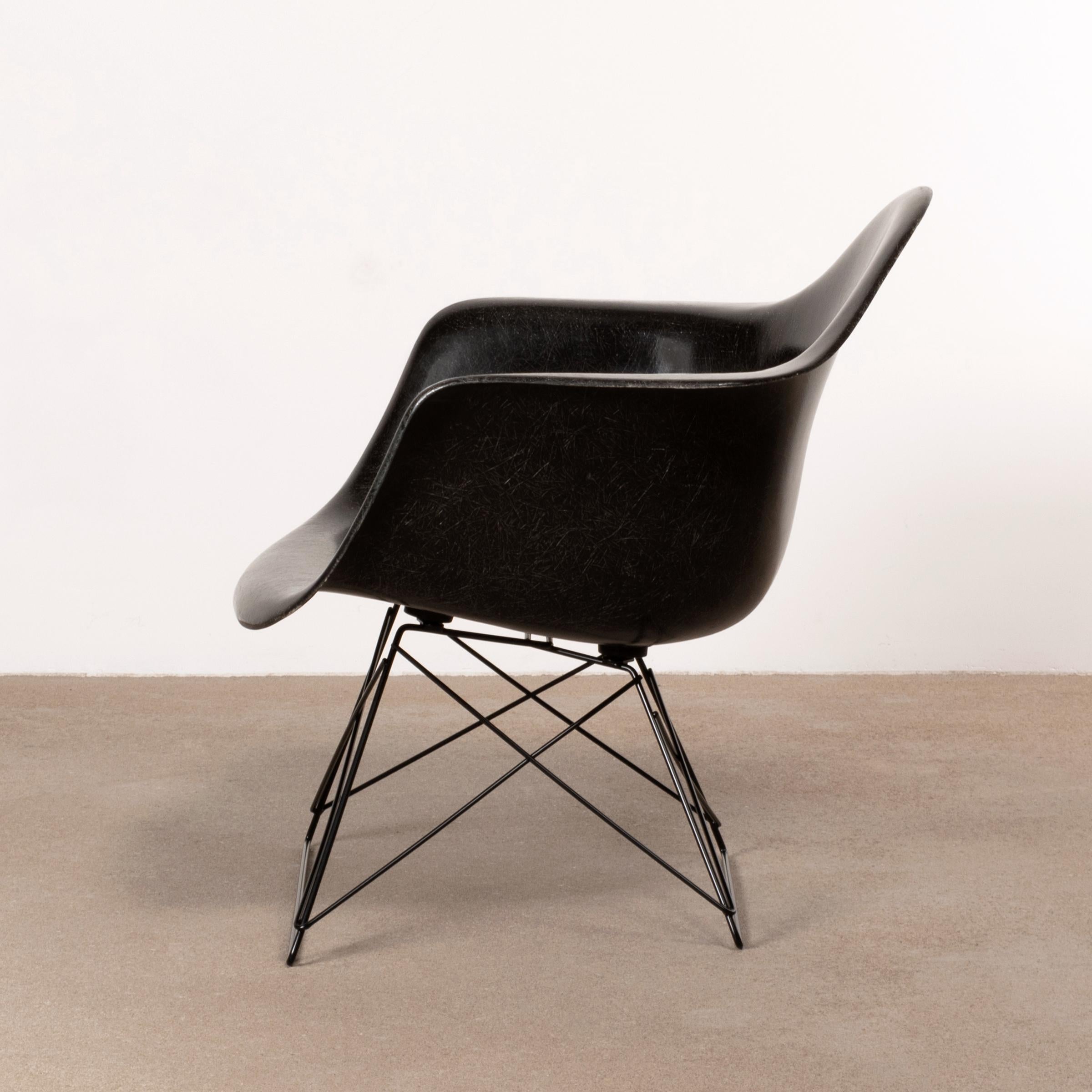 Cast Charles & Ray Eames Black LAR Lounge Chair, Herman Miller, 1960s