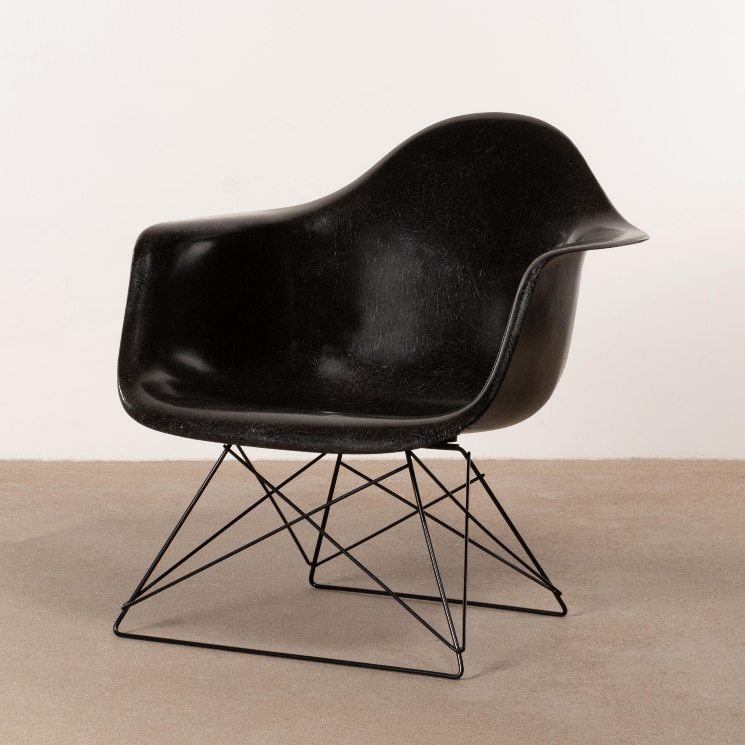 Charles & Ray Eames Black LAR Lounge Chair, Herman Miller, 1960s In Good Condition In Amsterdam, NL