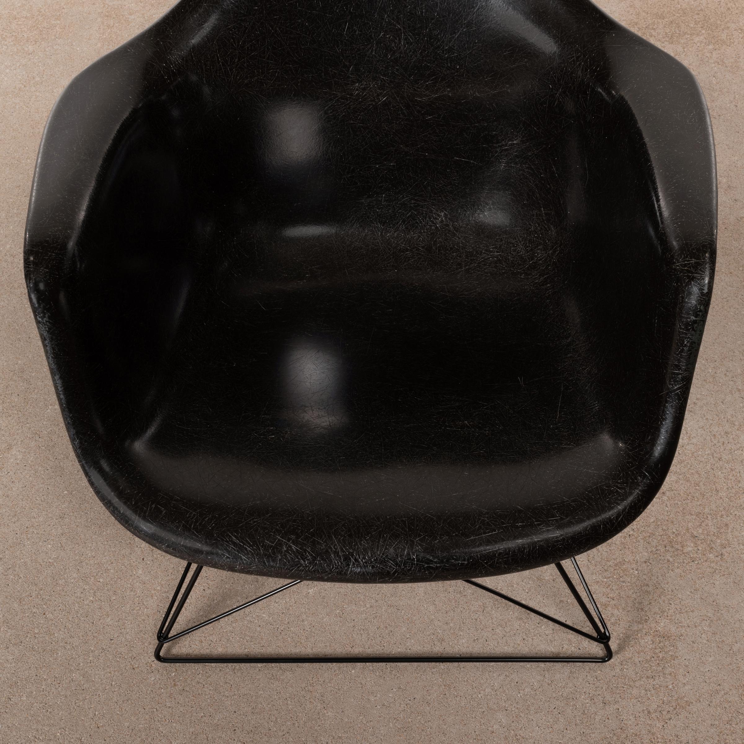 Mid-20th Century Charles & Ray Eames Black LAR Lounge Chair, Herman Miller, 1960s
