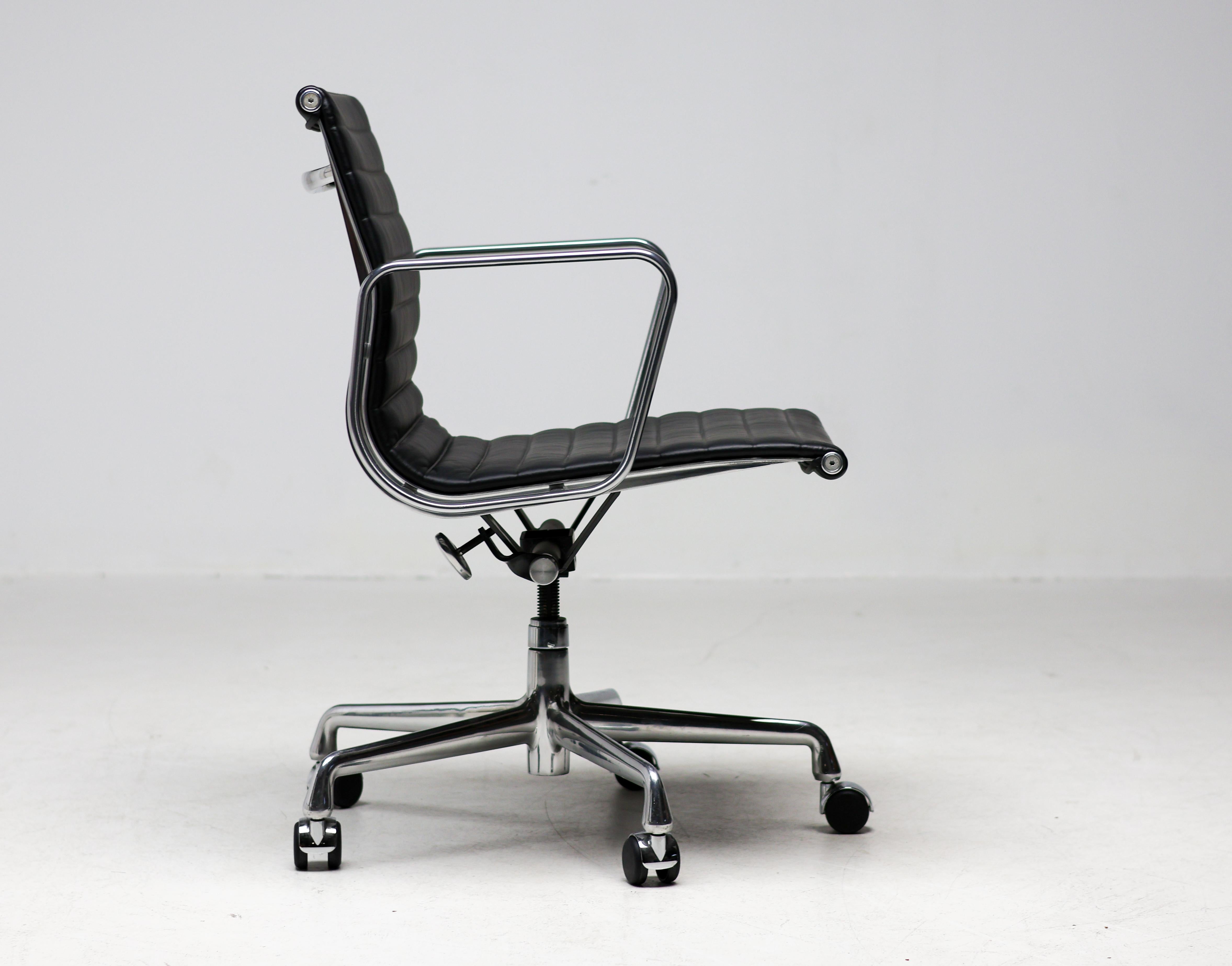 Aluminum Charles & Ray Eames Black Leather Executive Desk Chair by Herman Miller For Sale