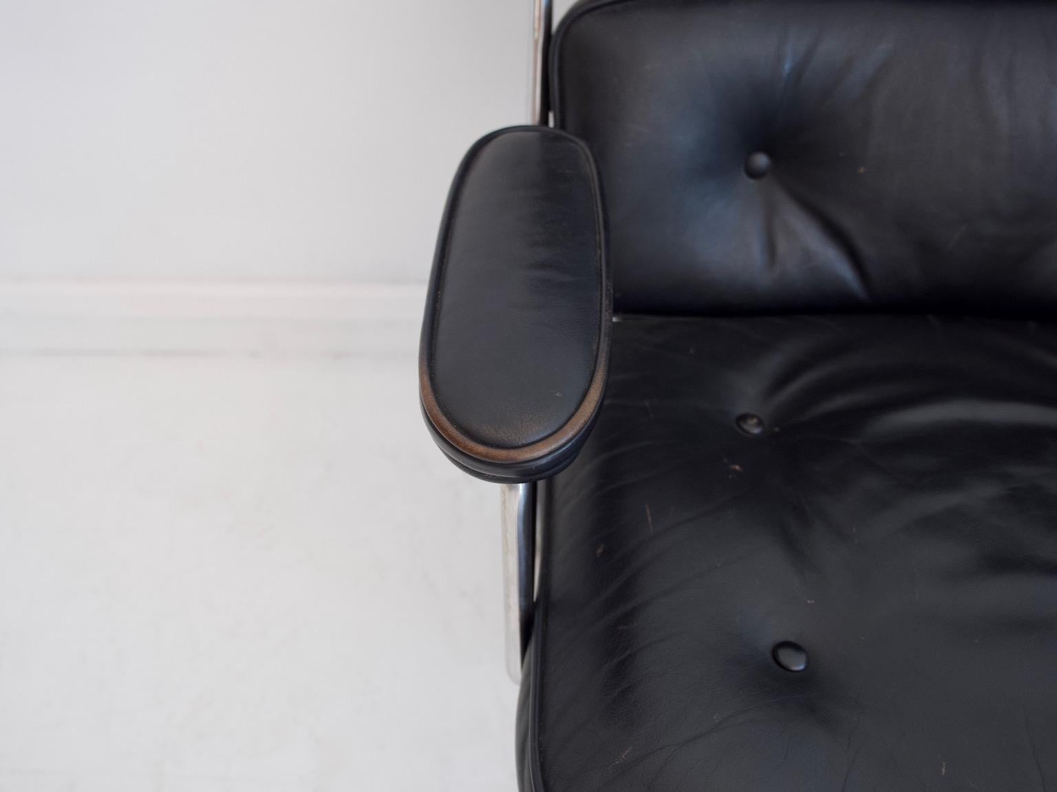 Charles & Ray Eames Black Leather Lobby Chair ES 108 1