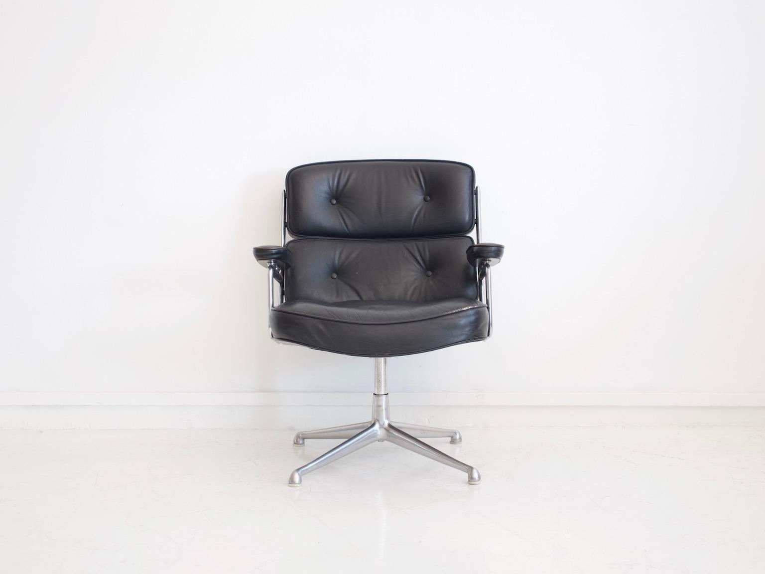 Black leather upholstered swivel armchair designed by Charles & Ray Eames, circa 1960, manufactured by Vitra / Herman Miller. Model: Lobby chair ES 108. It was designed in 1960 for the reception areas of the Time Life building in New York. Polished