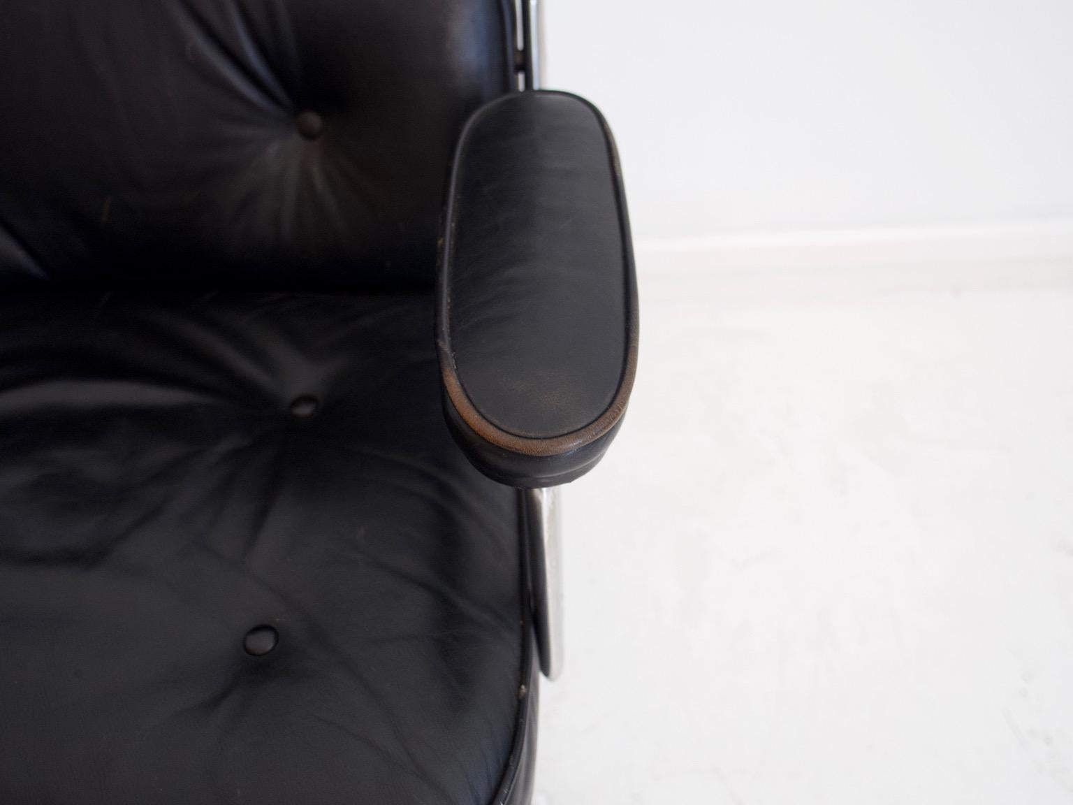 Aluminum Charles & Ray Eames Black Leather Lobby Chair ES 108