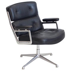 Charles & Ray Eames Chaise d'accueil en cuir noir ES 108