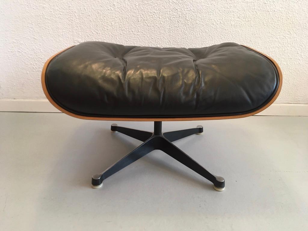 Pouf Charles & Ray Eames en cuir noir et bois de rose pour chaise longue, Herman Miller, vers 1970
Étiquette du fabricant en dessous. Base noire avec patins blancs. Coussin rempli de plumes.
Vintage original en très bon état.