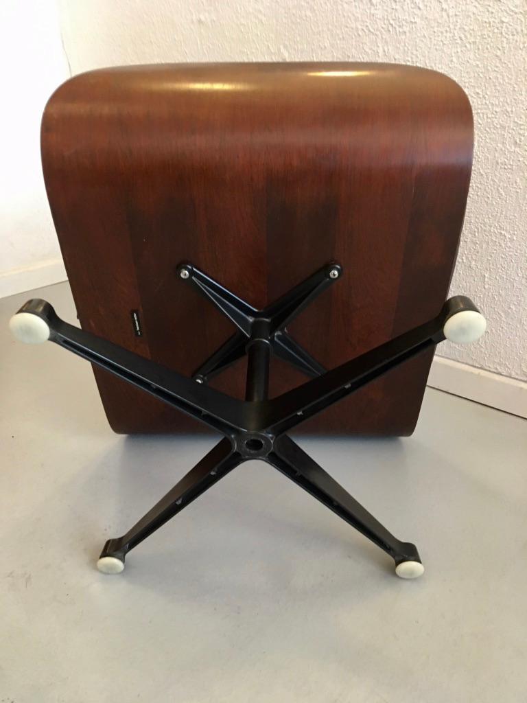 Pouf Charles & Ray Eames en cuir noir et bois de rose pour fauteuil de salon Bon état à Geneva, CH