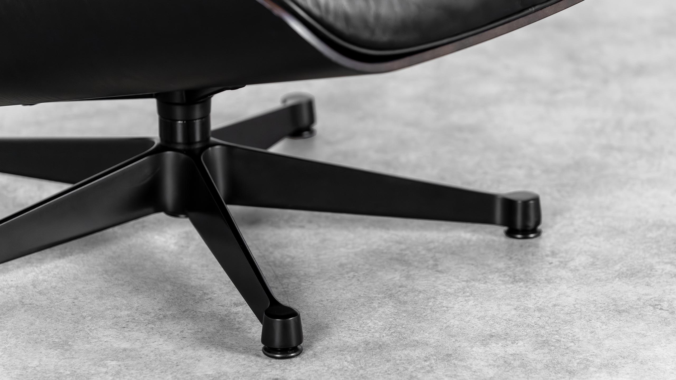 Charles Ray Eames Silla Lounge Negra 2022 de Vitra Piel suave + New Dimensions en venta 3