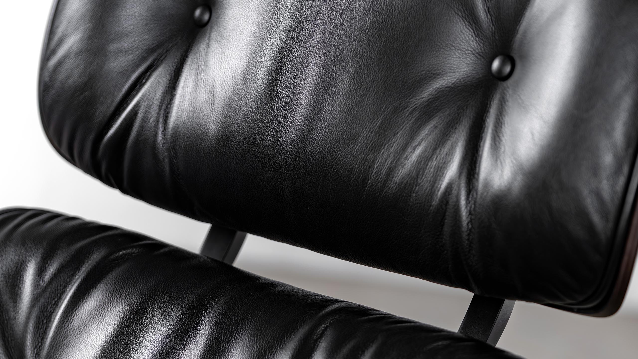 Charles Ray Eames Silla Lounge Negra 2022 de Vitra Piel suave + New Dimensions en venta 5