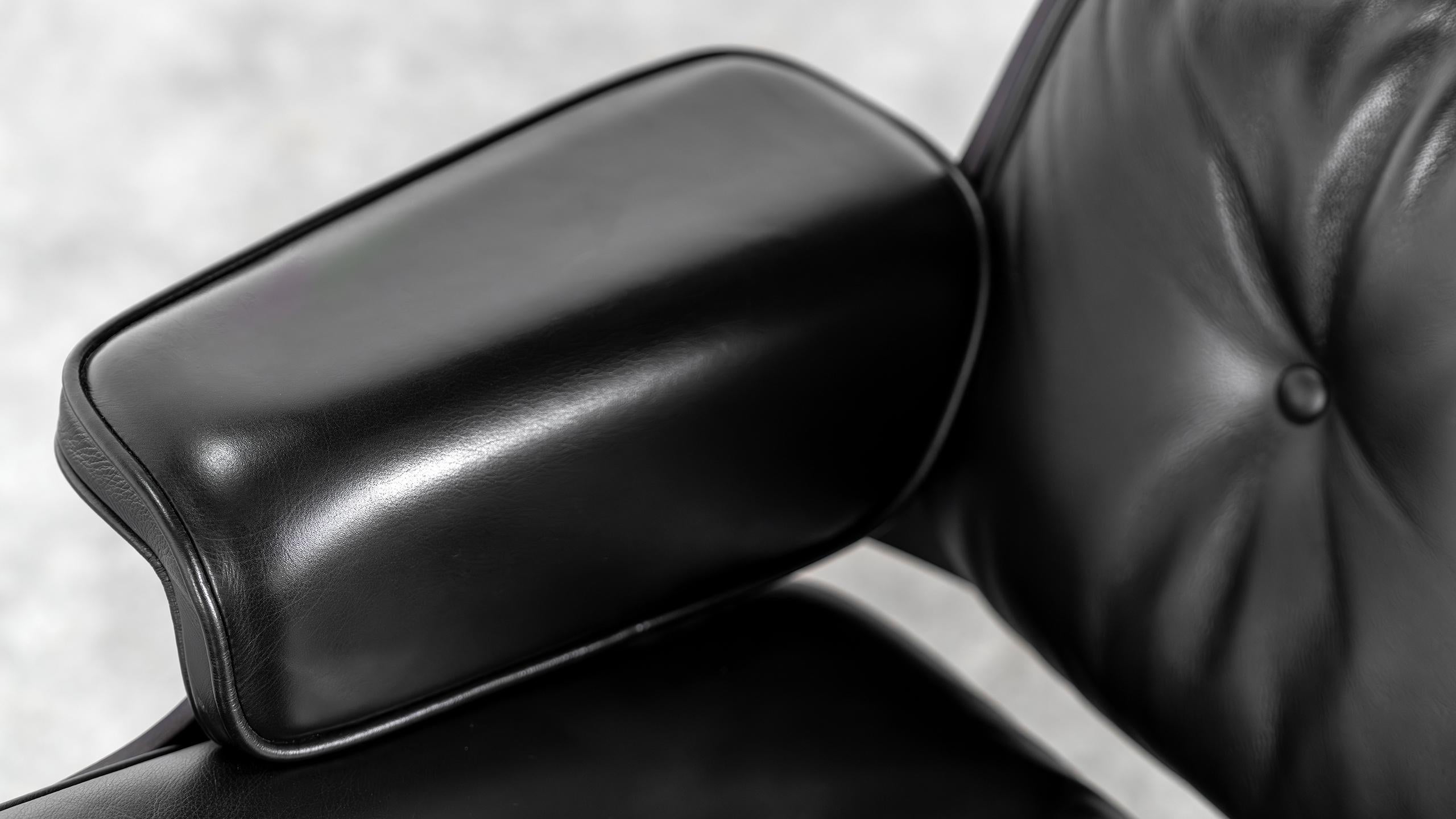 Charles Ray Eames Silla Lounge Negra 2022 de Vitra Piel suave + New Dimensions en venta 8