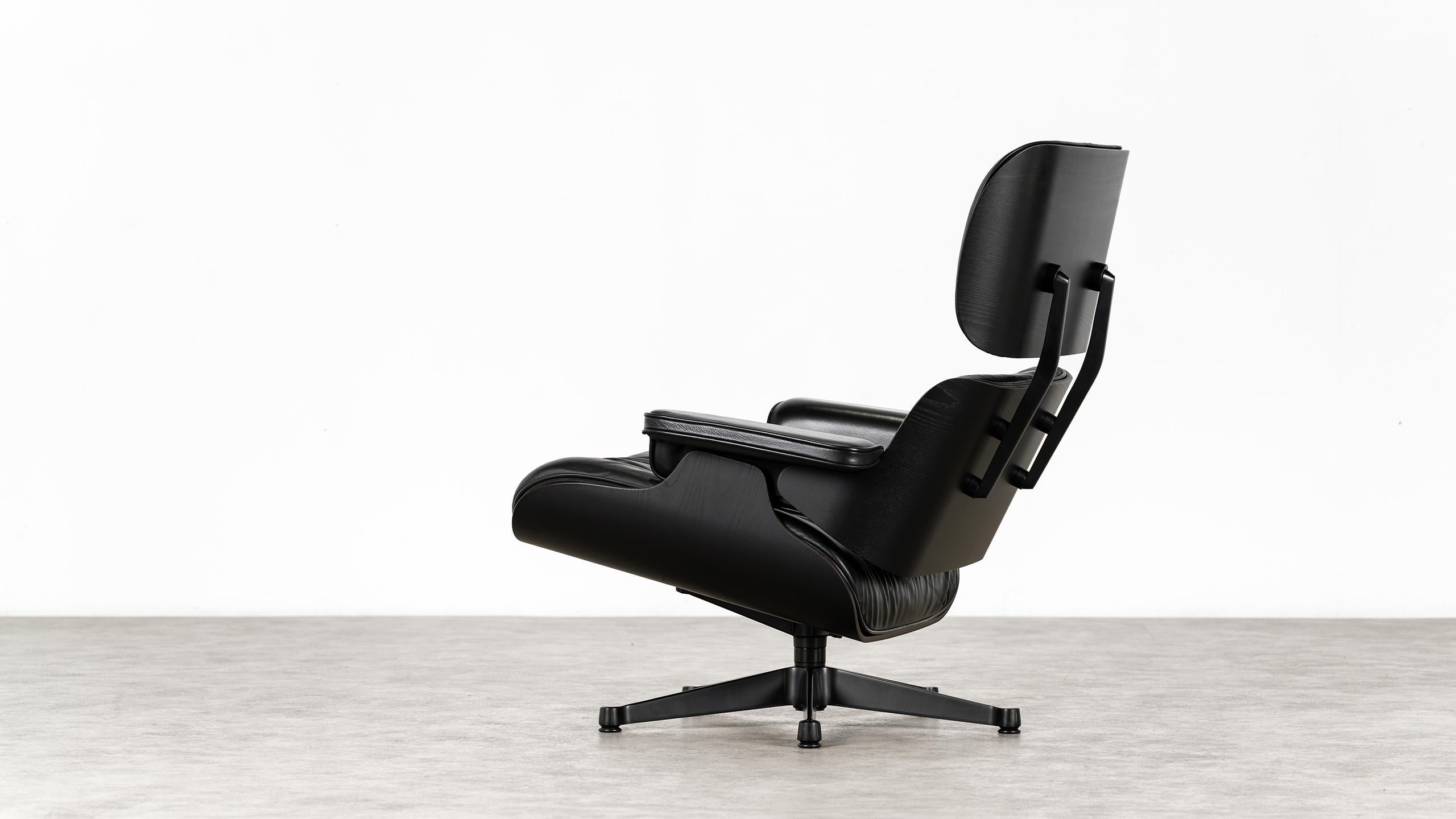 Silla Vitra Eames Lounge Chair Negra de Charles and Ray Eames.
Nueva versión de castaño negro. Fabricado por Vitra en 2022

Desde 2022, la versión negra de la Silla Eames Lounge de Vitra se fabrica en castaño negro, lo que permite ver mejor la