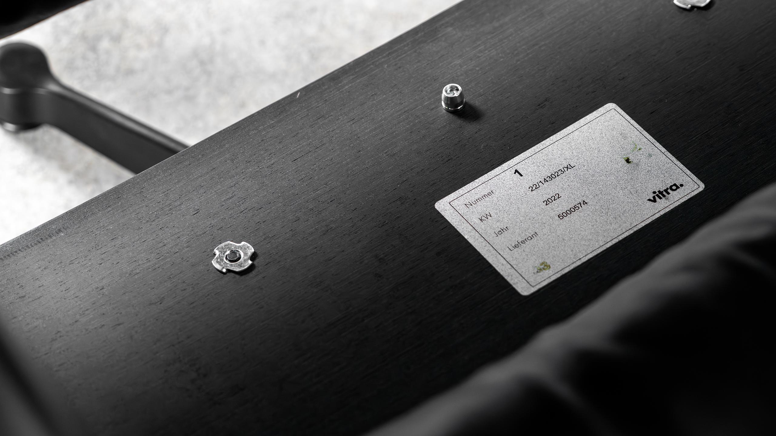 Charles Ray Eames Silla Lounge Negra 2022 de Vitra Piel suave + New Dimensions en venta 12