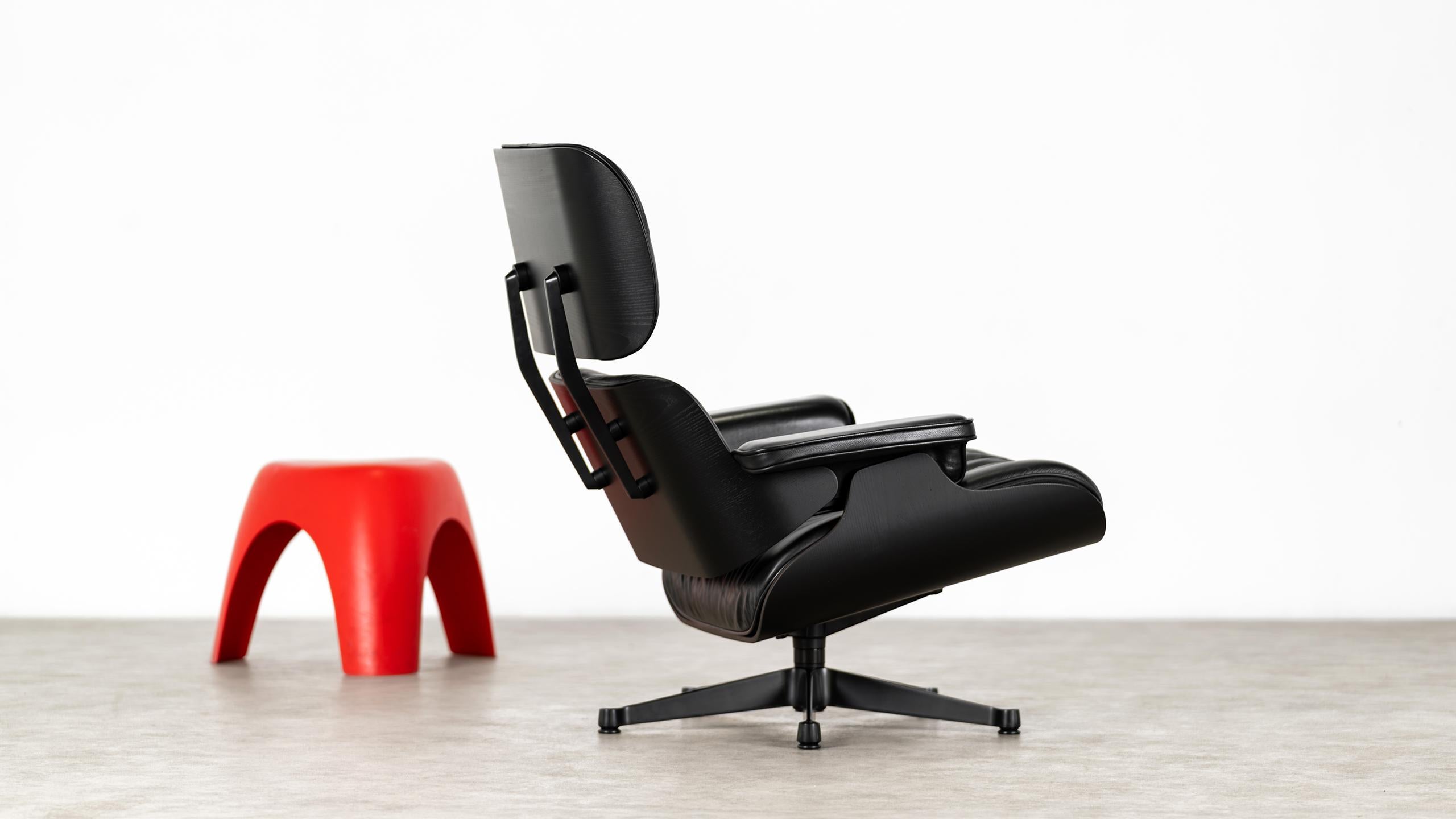 Charles Ray Eames Silla Lounge Negra 2022 de Vitra Piel suave + New Dimensions Moderno de mediados de siglo en venta