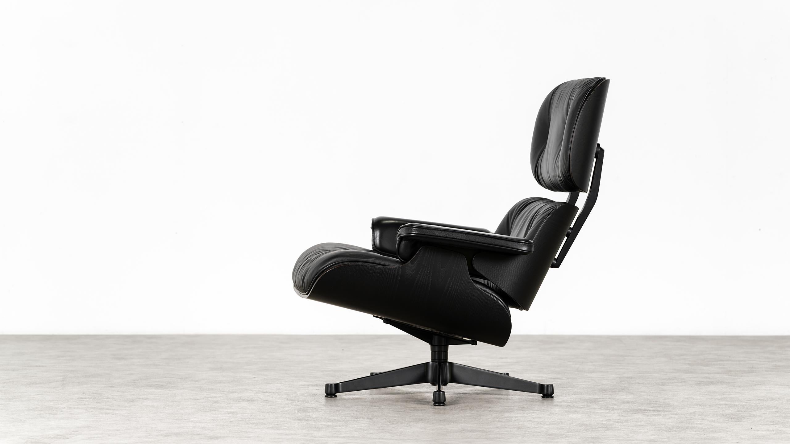 Charles Ray Eames Silla Lounge Negra 2022 de Vitra Piel suave + New Dimensions Alemán en venta